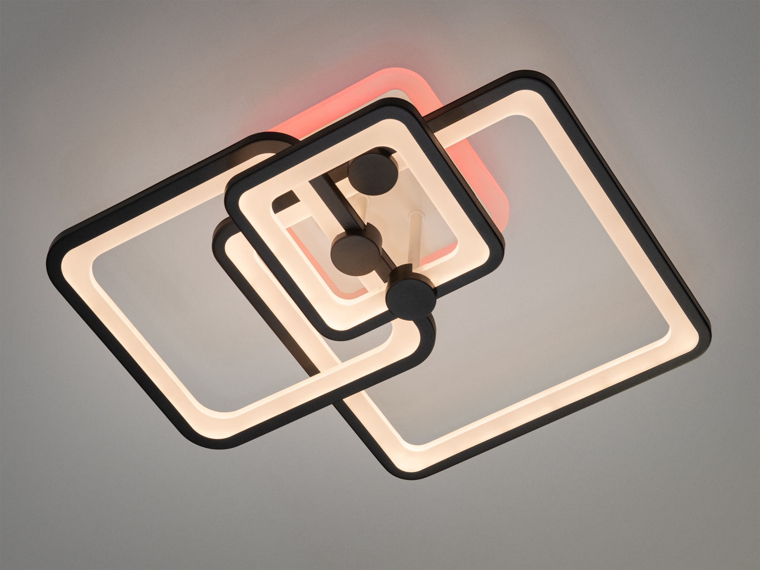 Чорний стельовий світильник з серії 8208, з дистанційним керуванням, ідеально підходить для сучасних інтер′єрів.