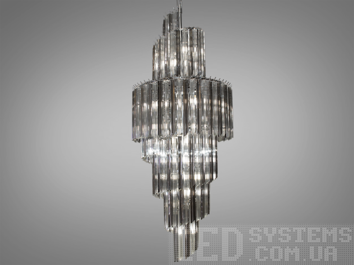 Сучасна кришталева каскадна люстра для високих стель ідеально підходить для використання в холах або вітальнях, сходових зонах приватних будинків, ресторанів або готелях. Кришталеві підвіски, виконані у правильній формі, створюють захоплюючий світловий ефект, граючи на світлі.
Ці класичні люстри ідеально підійдуть для використання у приміщеннях з висотою від двох з половиною до п'яти, і навіть до семи метрів.
Люстра-підвіс під лампи розжарювання, економки або світлодіодні лампи з цоколем Е14.
Увага. Вага люстри понад 10кг.