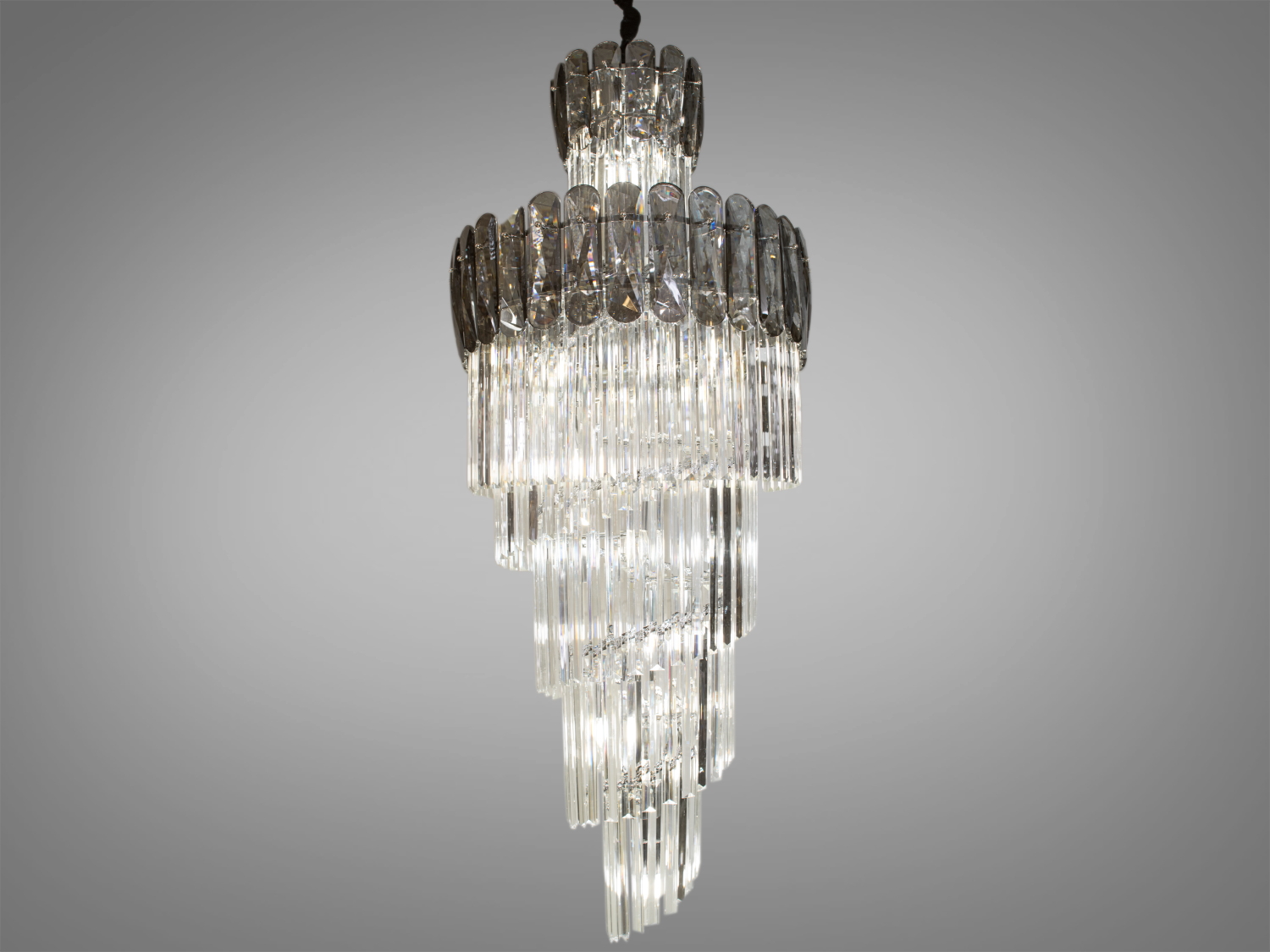 Каскадна кришталева люстра класу люкс ідеально підходить для використання в холах або вітальнях, сходових зонах приватних будинків, ресторанів або готелів. Кришталеві підвіски, виконані у правильній формі, створюють захоплюючий світловий ефект, граючи на світлі.
Ці класичні люстри ідеально підійдуть для використання у приміщеннях з висотою від двох з половиною до п'яти, і навіть до семи метрів.
Люстра-підвіс під лампи розжарювання, економки або світлодіодні лампи з цоколем Е14.
Увага. Вага люстри 32кг.