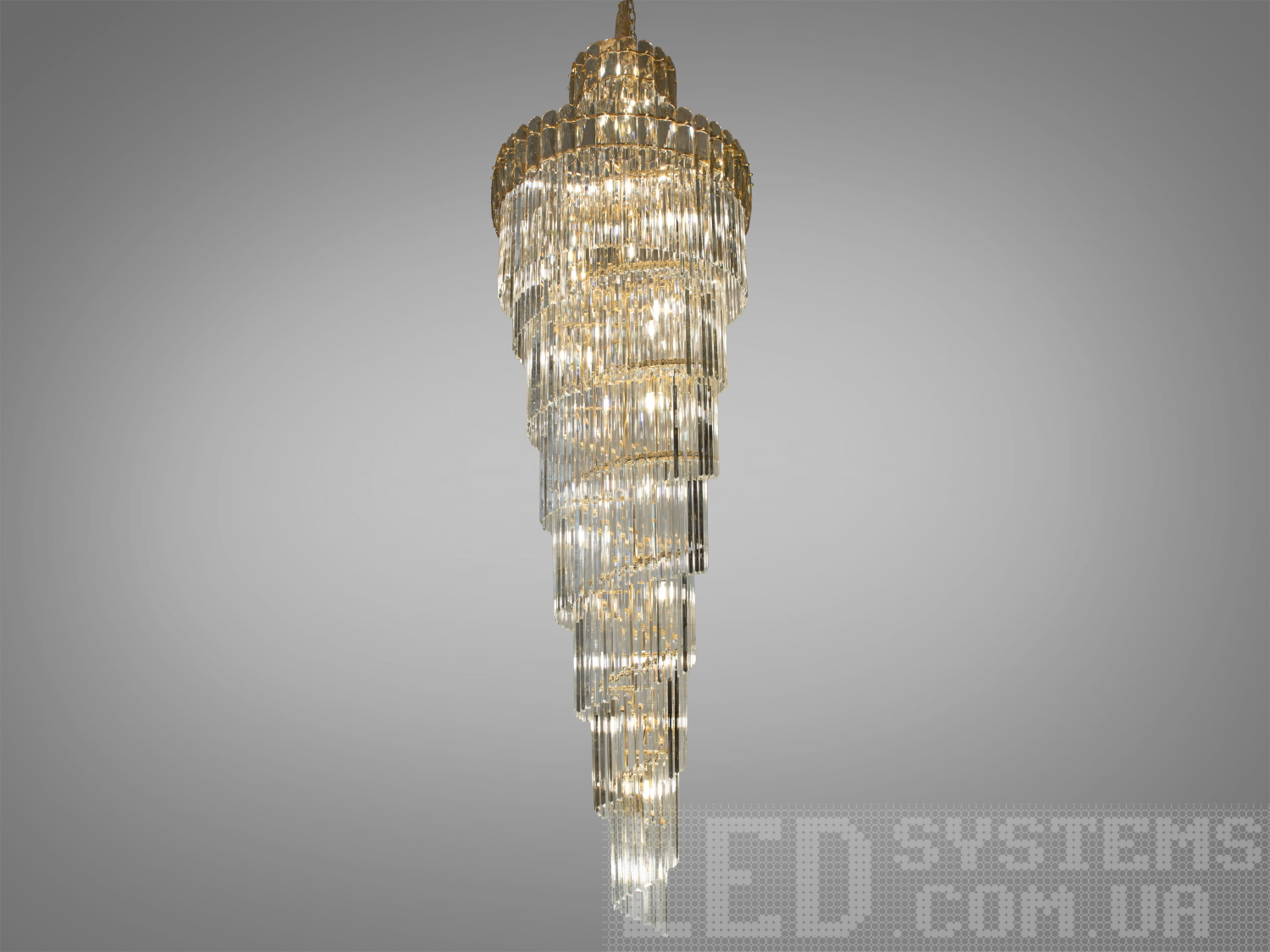 Каскадна кришталева люстра для високої стелі ідеально підходить для використання в холах або вітальнях, сходових зонах приватних будинків, ресторанів або готелях. Кришталеві підвіски, виконані у правильній формі, створюють захоплюючий світловий ефект, граючи на світлі.
Ці класичні люстри ідеально підійдуть для використання у приміщеннях з висотою від двох з половиною до п'яти, і навіть до семи метрів.
Люстра-підвіс під лампи розжарювання, економки або світлодіодні лампи з цоколем Е14. Увага. Вага люстри 61кг.