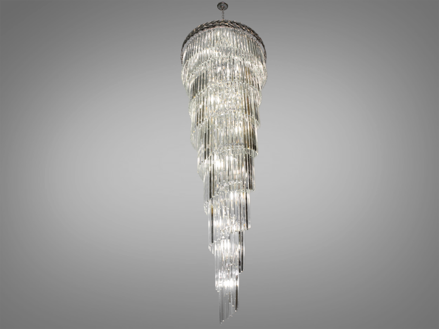 Підвісна кришталева каскадна люстра ідеально підходить для використання в холах або вітальнях, сходових зонах приватних будинків, ресторанів або готелях. Кришталеві підвіски, виконані у правильній формі, створюють захоплюючий світловий ефект, граючи на світлі.
Ці класичні люстри ідеально підійдуть для використання у приміщеннях з висотою від двох з половиною до п'яти, і навіть до семи метрів.
Люстра-підвіс під лампи розжарювання, економки або світлодіодні лампи з цоколем Е14.
Увага. Вага люстри понад 10кг.