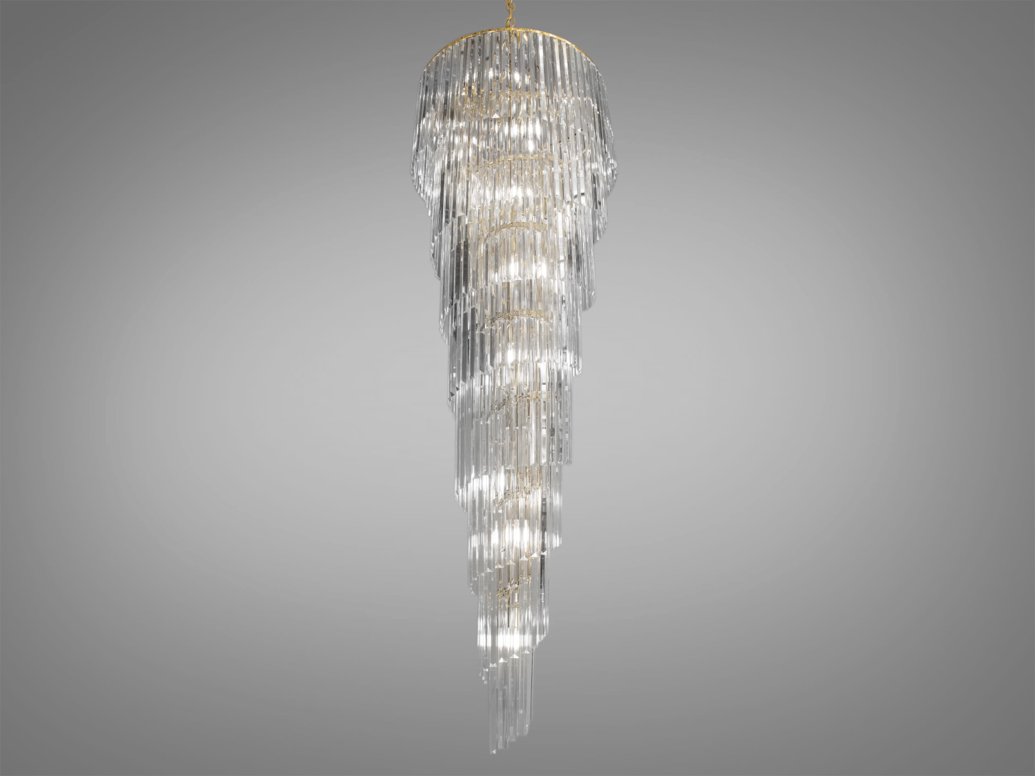 Каскадна кришталева люстра для холу ідеально підходить для використання в холах або у вітальнях, сходових зонах приватних будинків, ресторанів або готелях. Кришталеві підвіски, виконані у правильній формі, створюють захоплюючий світловий ефект, граючи на світлі.
Ці класичні люстри ідеально підійдуть для використання у приміщеннях з висотою від двох з половиною до п'яти, і навіть до семи метрів.
Люстра-підвіс під лампи розжарювання, економки або світлодіодні лампи з цоколем Е14.
Увага. Вага люстри 34.5кг.