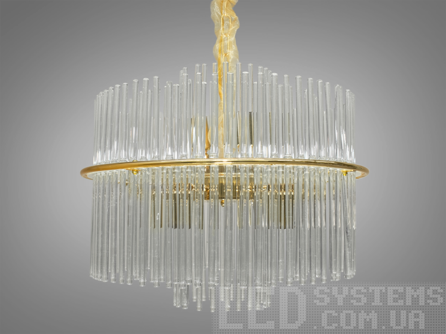 Стильна люстра підвіс зі скляними елементами у вигляді паличок &ndash; це втілення ефемерності та витонченості. Ця люстра стане чудовим акцентом у вітальнях, їдальнях чи сучасних холах.
Дизайн люстри створює відчуття парячих у повітрі скляних паличок. Непомітний каркас підтримує їх, зберігаючи їхню легкість і дозволяючи світлу проникати через прозорі скляні елементи, заповнюючи простір м'яким та приємним світлом.
Люстра-підвіс під звичайні лампочки розжарювання, економки або світлодіодні лампи із цоколем Е14. Стельове кріплення на універсальну монтажну планку підходить для підвісних, натяжних та звичайних стель.
Увага. Вага люстри понад 10кг.

