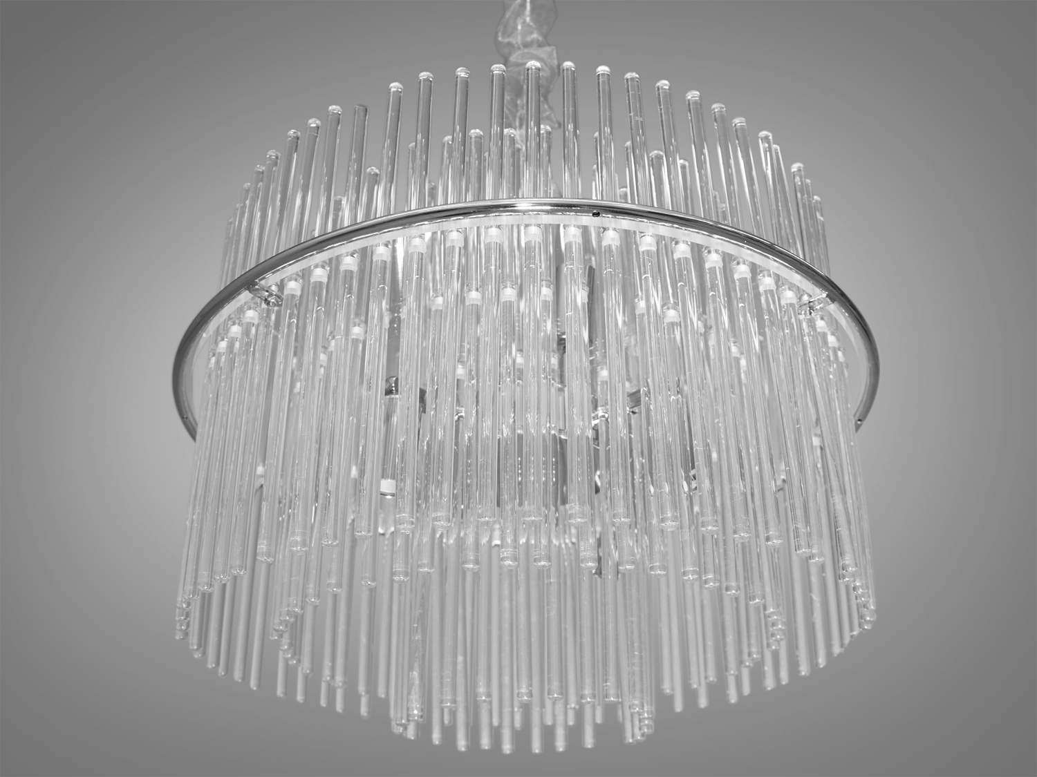 Люстра-підвіс зі скляними підвісками у вигляді паличок &ndash; це втілення ефемерності та витонченості. Ця люстра стане чудовим акцентом у вітальнях, їдальнях чи сучасних холах.
Дизайн люстри створює відчуття парних у повітрі скляних паличок. Непомітний каркас підтримує їх, зберігаючи їхню легкість і дозволяючи світлу проникати через прозорі скляні елементи, заповнюючи простір м'яким та приємним світлом.
Люстра-підвіс під звичайні лампочки розжарювання, економки або світлодіодні лампи із цоколем Е14. Стельове кріплення на універсальну монтажну планку підходить для підвісних, натяжних та звичайних стель.
Увага. Вага люстри 10кг.
