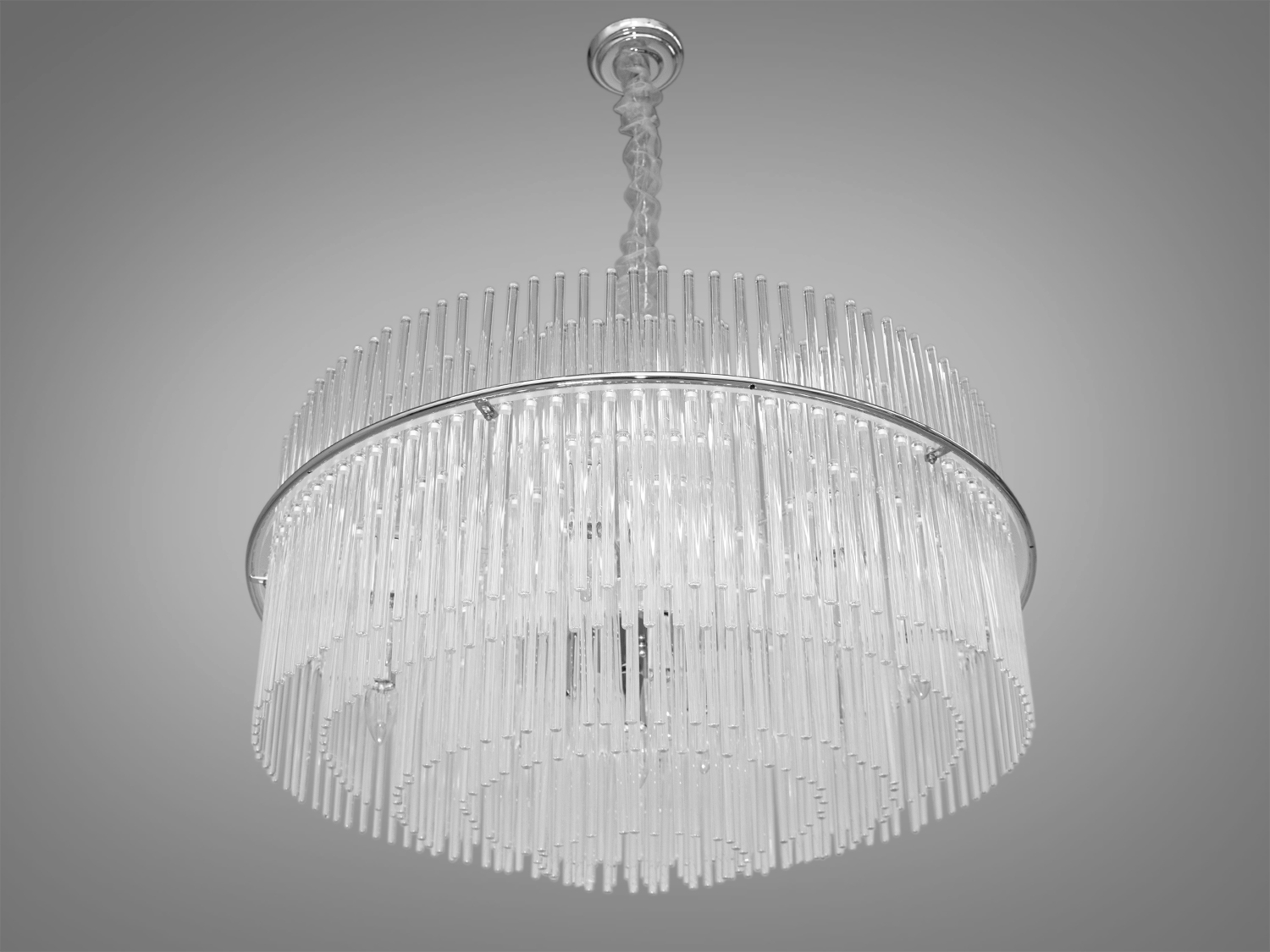 Вишукана люстра підвіс зі скляними елементами у вигляді паличок &ndash; це втілення ефемерності та витонченості. Ця люстра стане чудовим акцентом у вітальнях, їдальнях чи сучасних холах.
Дизайн люстри створює відчуття парних у повітрі скляних паличок. Непомітний каркас підтримує їх, зберігаючи їхню легкість і дозволяючи світлу проникати через прозорі скляні елементи, заповнюючи простір м'яким та приємним світлом.
Люстра-підвіс під звичайні лампочки розжарювання, економки або світлодіодні лампи із цоколем Е14. Стельове кріплення на універсальну монтажну планку підходить для підвісних, натяжних та звичайних стель.
Увага. Вага люстри 17кг.