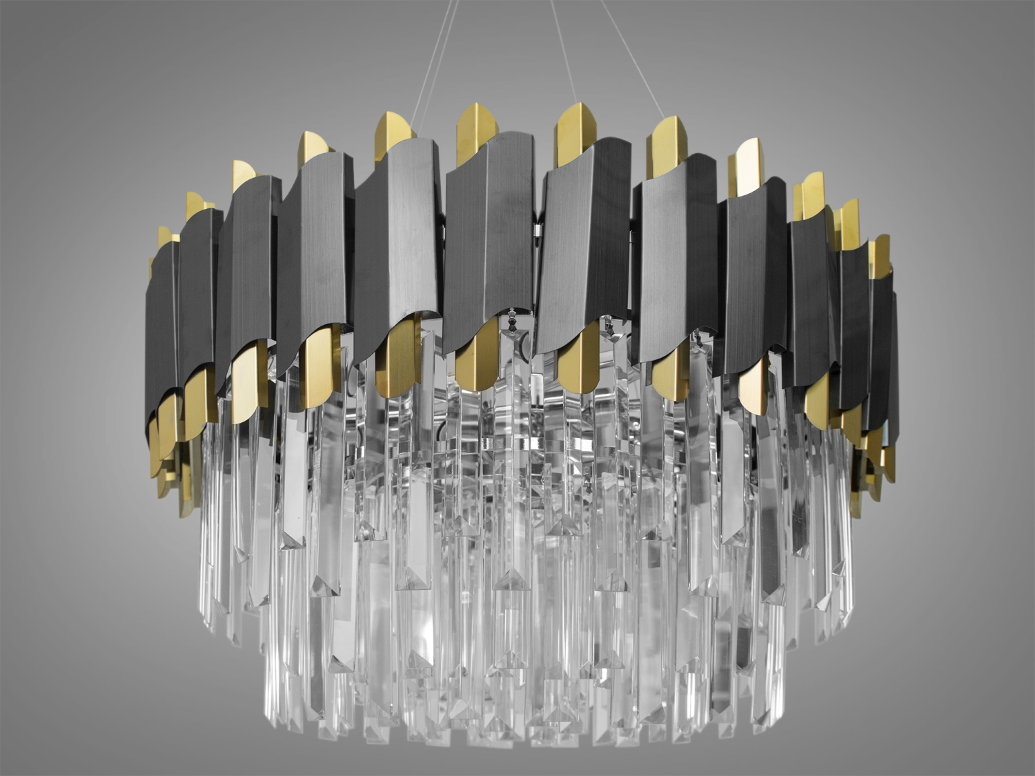 Стильна кришталева люстра-підвіс у вітальню в сучасному стилі добре виглядатиме в інтер'єрі зали, вітальні, спальні, їдальні, сучасних холах. Висота люстри регулюється, завдяки чому підходить для низьких стель. У класичний інтер'єр вона вносить нотки сучасності та легкої грайливості, а квартирі студії у стилі лофт дарує крапельку суворості та впорядкованості.
Стельове кріплення на планку універсальне та підходить для навісних, натяжних та звичайних стель. Люстра-підвіс під лампи розжарювання, економки або світлодіодні лампи з цоколем Е14.
Увага. Вага люстри 12кг.