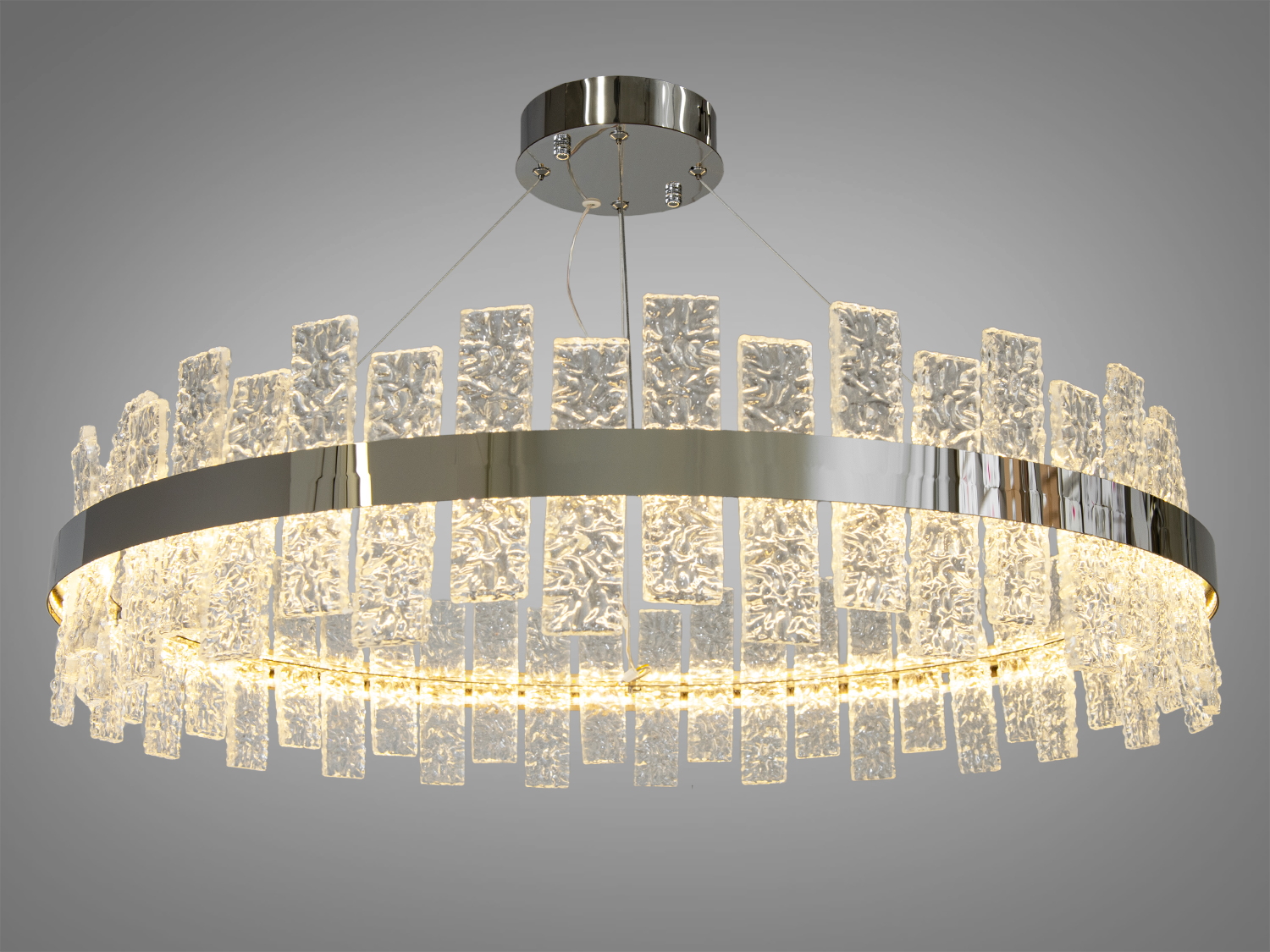 Кришталева світлодіодна люстра для холу також ідеально підійде для таких приміщень як, наприклад, коридор, спальню, залу, вітальні. Люстра підходить навіть для низьких стель, тому що висота регулюється.
Світлодіодна люстра має кілька режимів: холодний 6000К, нейтральний 4100К, теплий 3200К. Перемикання здійснюється з настінного вимикача почерговим включенням/вимкненням. Світлодіоди дозволяють підбирати необхідну температуру світла. Використання гнучкого світлодіодного модуля в люстрі дозволяє вивести естетичні якості на новий сучасний рівень.
Кріпиться до стелі (гіпсокартонним, підвісним, натяжним) універсальним кріпленням-на планку.