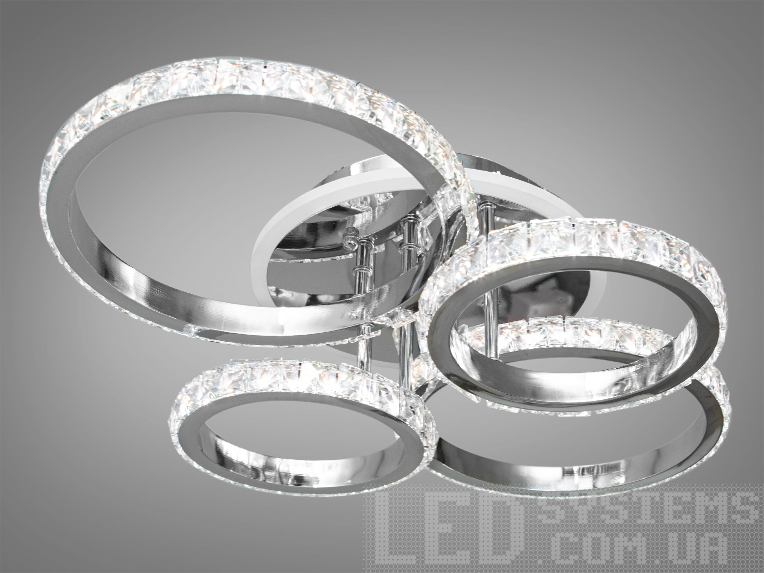 Кришталева LED-люстра в спальню з LED підсвічуванням, з пультом, диммером також підходить в спальню, зали або на кухню.
Застосовується на площу приміщення приблизно 12 кв.м.&nbsp; Додатково на внутрішніх поверхнях елементів люстри встановлені силіконові розсіювачі. Завдяки їм люстра яскраво та рівномірно висвітлює простір під собою.
Світлодіодна люстра має кілька режимів: холодний 6000К, нейтральний 4100К, теплий 3200К, LED підсвічування, суміщений режим - будь-яке основне світло плюс світлодіодне підсвічування.
Стельовий світильник має електронний димер, що дозволяє регулювати яскравість люстри від 5% до 100% за допомогою пульта, що входить у комплект разом із люстрою. Кріпиться до навісних, натяжних, звичайних стель.