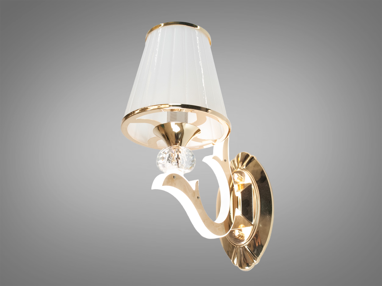 Елегантне класичне бра для залу із ріжками, що світяться в сучасному виконанні ідеально підходять для застосування в спальні, вітальні, зали, коридору. Патрон Е14 дозволить підібрати потрібний вам тип лампи та температуру свічення. За допомогою світлодіодної, економки або звичайної лампи розжарювання ці бра стануть яскравою нотою як у класичних, так і в сучасних інтер'єрах.
Універсальним кріпленням на планку легко кріпляться на будь-який тип стін. Увімкнення/вимкнення відбувається з настінного вимикача.