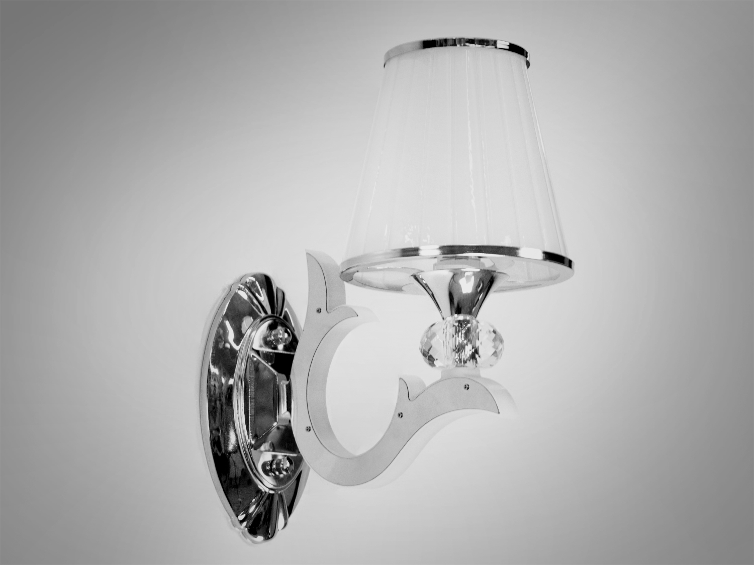 Стильне класичне бра із ріжками,&nbsp;що світяться, в сучасному виконанні ідеально підходять для застосування в спальні, вітальні, зали, коридору. Патрон Е14 дозволить підібрати потрібний вам тип лампи та температуру свічення. За допомогою світлодіодної, економки або звичайної лампи розжарювання ці бра стануть яскравою нотою як у класичних, так і в сучасних інтер'єрах.
Універсальним кріпленням на планку легко кріпляться на будь-який тип стін. Увімкнення/вимкнення відбувається з настінного вимикача.