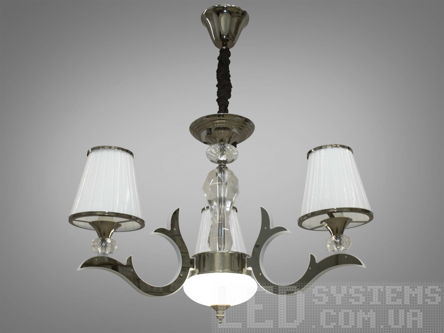 Класична люстра з ріжками, що світяться, застосовується для банкетного або концертного залу, вітальні або спальні, ресторану або готелю. Ви самі зможете вирішити, як виглядатиме ця люстра у Вашому інтер'єрі: класично &ndash; з простим ланцюгом, або шляхетно &ndash; з ланцюгом у оксамитовому чохлі. І все це доповнено оригінальним підсвічуванням, що виливається з самої її серцевини. Люстра з рожками, що світять, на 15W і на 3 лампи - під класичну лампу розжарювання, економку, або світлодіодну лампу з цоколем Е14. Стельове кріплення на планку універсальне та підходить для підвісних, натяжних та звичайних стель.