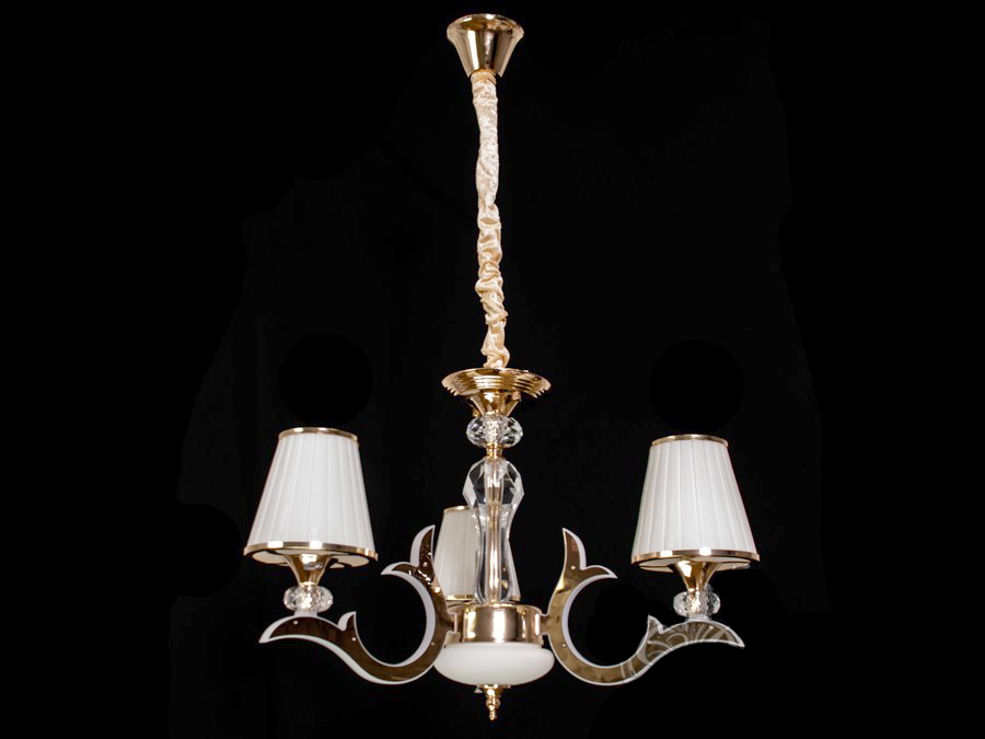 Класична люстра з ріжками, що світяться, застосовується для банкетного або концертного залу, вітальні або спальні, ресторану або готелю.
Ви самі зможете вирішити, як виглядатиме ця люстра у Вашому інтер'єрі: класично &ndash; з простим ланцюгом, або шляхетно &ndash; з ланцюгом у оксамитовому чохлі. І все це доповнено оригінальним підсвічуванням, що виливається з самої її серцевини.
Люстра з рожками, що світять, на 15W і на 3 лампи під класичну лампу розжарювання, економку, або світлодіодну лампу з цоколем Е14.&nbsp;