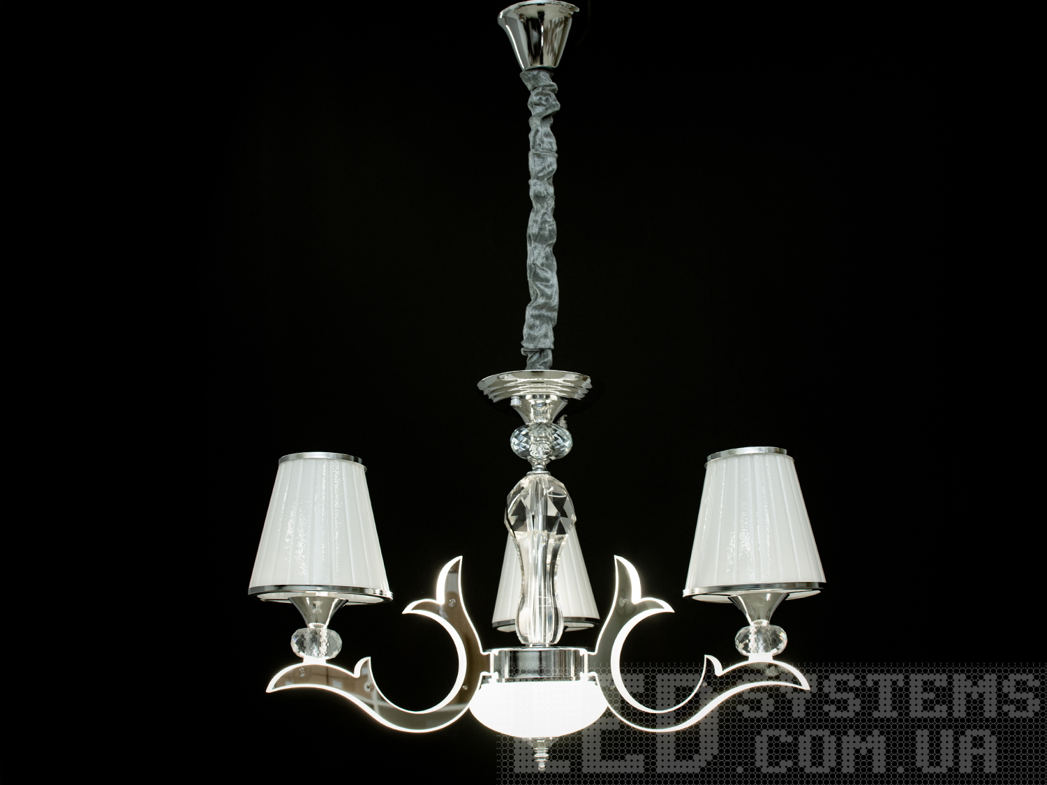 Класична люстра з ріжками, що світяться, застосовується для банкетного або концертного залу, вітальні або спальні, ресторану або готелю.&nbsp;Ви самі зможете вирішити, як виглядатиме ця люстра у Вашому інтер'єрі: класично &ndash; з простим ланцюгом, або благородно &ndash; з ланцюгом у оксамитовому чохлі.&nbsp;І все це доповнено оригінальним підсвічуванням, що виливається з самої її серцевини. Люстра з рожками, що світять на 15W і на 3 лампи- під класичну лампу розжарювання, економку, або світлодіодну лампу з цоколем Е14.&nbsp;Стельове кріплення на планку універсальне та підходить для навісних, натяжних та звичайних стель.