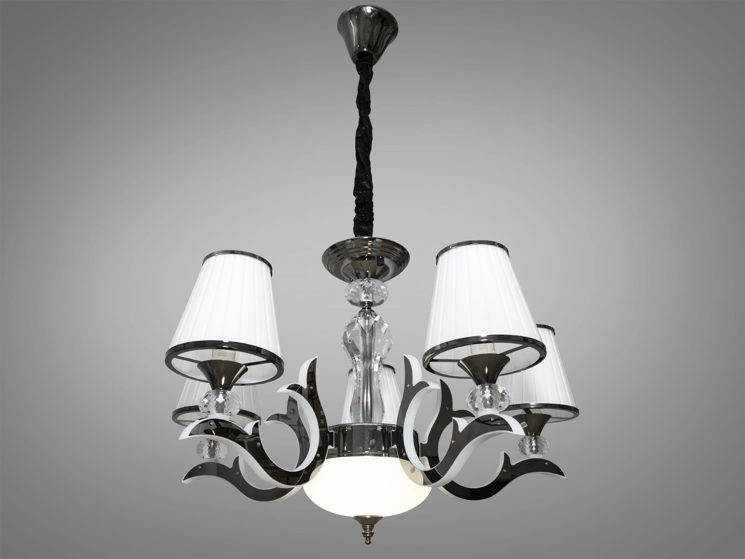 Витончена люстра з ріжками, що світяться, застосовується для банкетного або концертного залу, вітальні або спальні, ресторану або готелю.
Ви самі зможете вирішити, як виглядатиме ця люстра у Вашому інтер'єрі: класично &ndash; з простим ланцюгом, або шляхетно &ndash; з ланцюгом у оксамитовому чохлі. І все це доповнено оригінальним підсвічуванням, що виливається з самої її серцевини.
Люстра з рожками, що світять, на 25W і на 5 ламп під класичну лампу розжарювання, економку, або світлодіодну лампу з цоколем Е14.