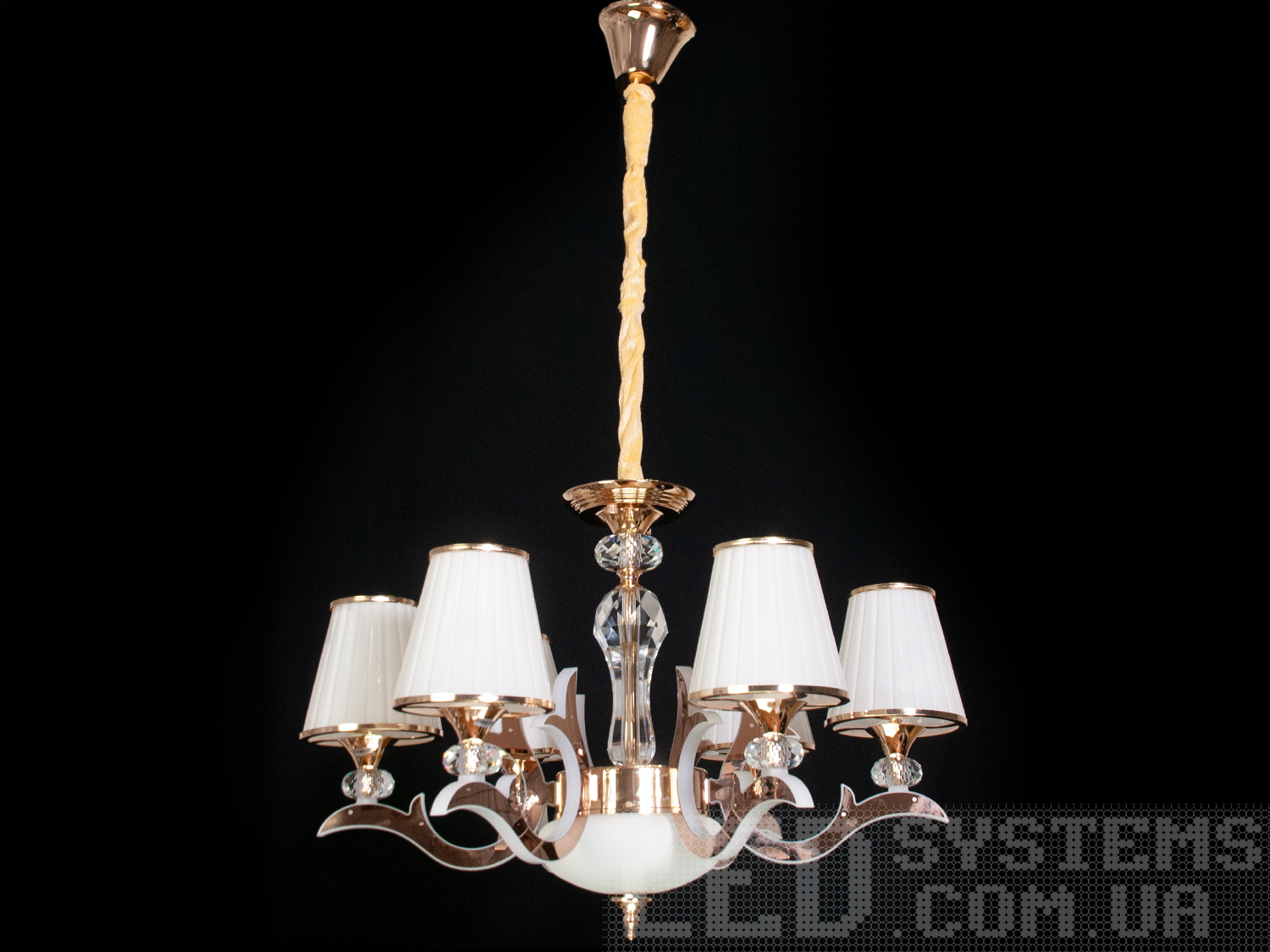 Підвісна класична люстра зі рожками, що світяться, застосовується для банкетного або концертного залу, вітальні або спальні, ресторану або готелю. Ви самі зможете вирішити, як виглядатиме ця люстра у Вашому інтер'єрі: класично &ndash; з простим ланцюгом, або шляхетно &ndash; з ланцюгом у оксамитовому чохлі. І все це доповнено оригінальним підсвічуванням, що виливається з самої її серцевини. Люстра з рожками, що світять, на 24W і на 6 ламп- розжарювання, економка, або світлодіодна лампа з цоколем Е14.&nbsp;