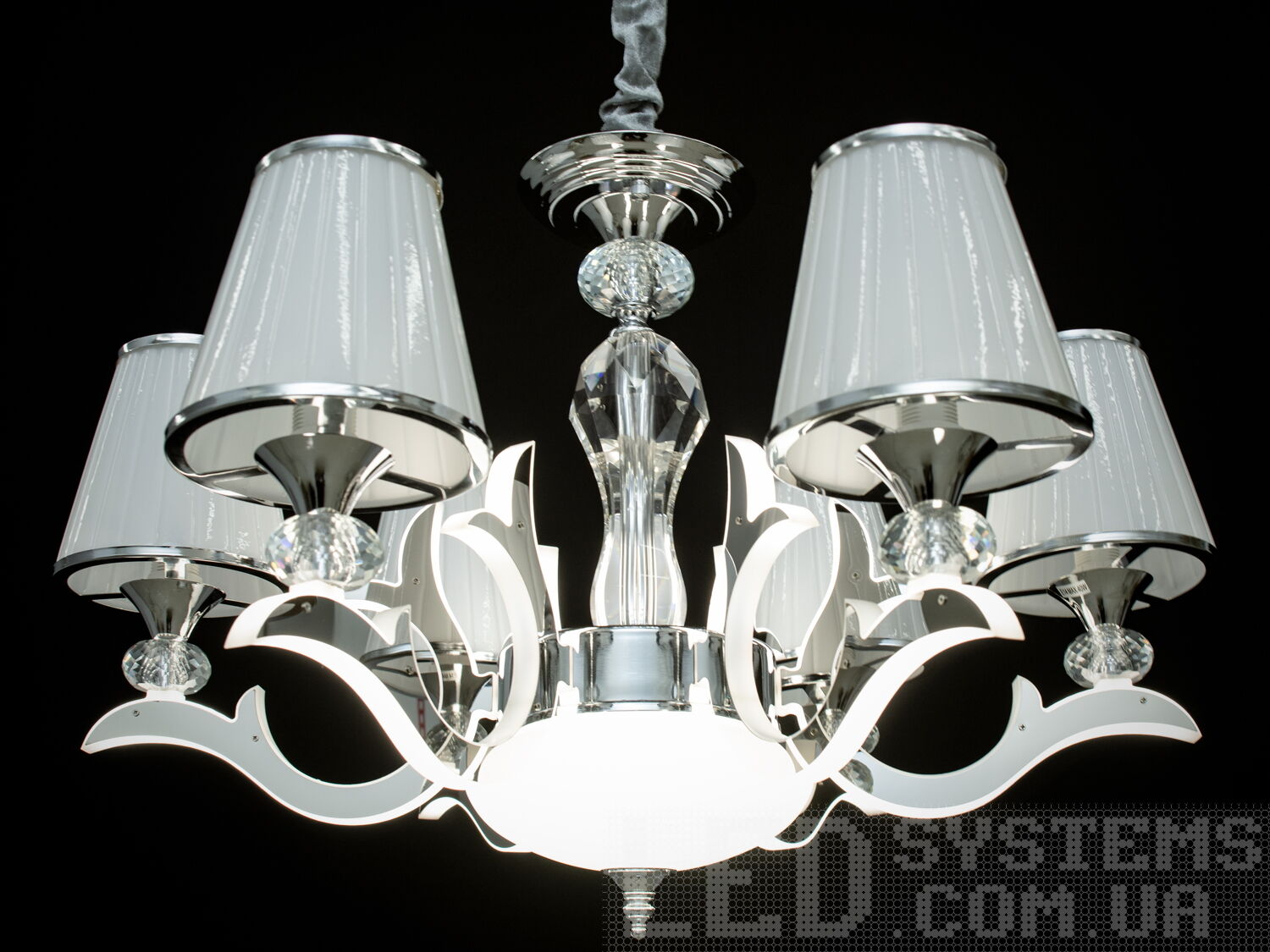 Сучасна класична люстра з ріжками, що світяться, застосовується для банкетного або концертного залу, вітальні або спальні, ресторану або готелю.&nbsp;Ви самі зможете вирішити, як виглядатиме ця люстра у Вашому інтер'єрі: класично &ndash; з простим ланцюгом, або благородно &ndash; з ланцюгом у оксамитовому чохлі.&nbsp;І все це доповнено оригінальним підсвічуванням, що виливається з самої її серцевини.&nbsp;Люстра з рожками, що світять, на 24W і на 6 ламп - під класичну лампу розжарювання, економку, або світлодіодну лампу з цоколем Е14.&nbsp;Стельове кріплення на планку універсальне та підходить для навісних, натяжних та звичайних стель.