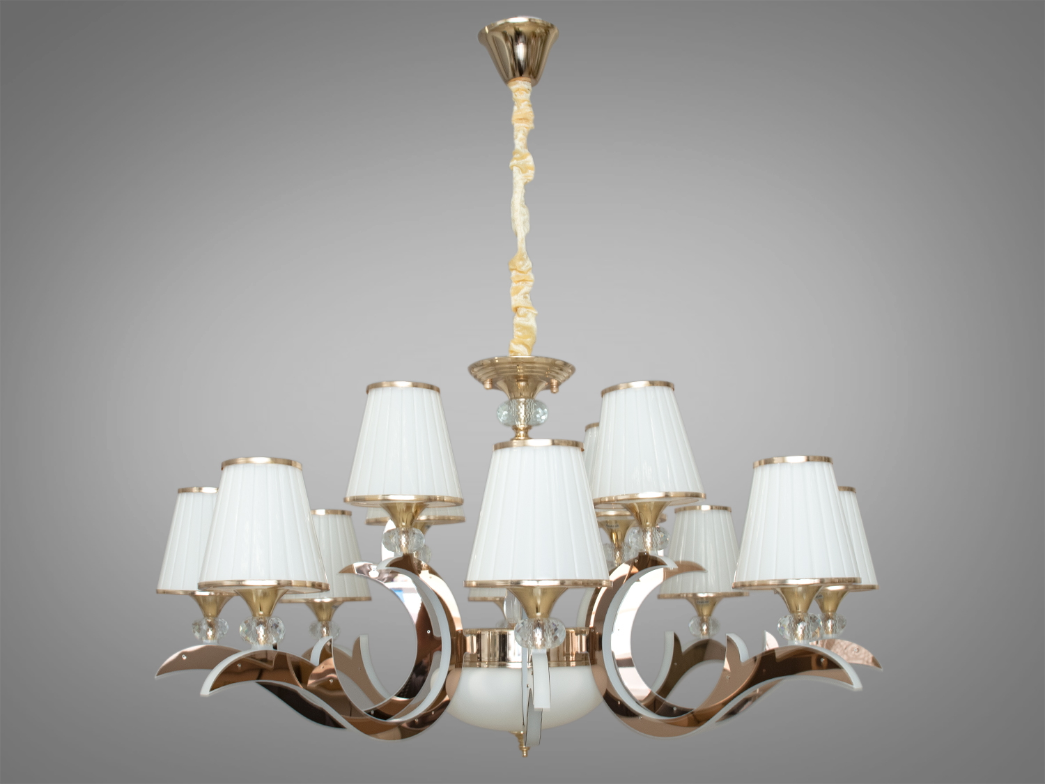 Розкішна класична люстра з ріжками, що світяться, застосовується для банкетного або концертного залу, вітальні або спальні, ресторану або готелю.
Ви самі зможете вирішити, як виглядатиме ця люстра у Вашому інтер'єрі: класично &ndash; з простим ланцюгом, або шляхетно &ndash; з ланцюгом у оксамитовому чохлі. І все це доповнено оригінальним підсвічуванням, що виливається з самої її серцевини.
Люстра з рожками, що світять, на 60W і на 12 ламп під класичну лампу розжарювання, економку, або світлодіодну лампу з цоколем Е14.