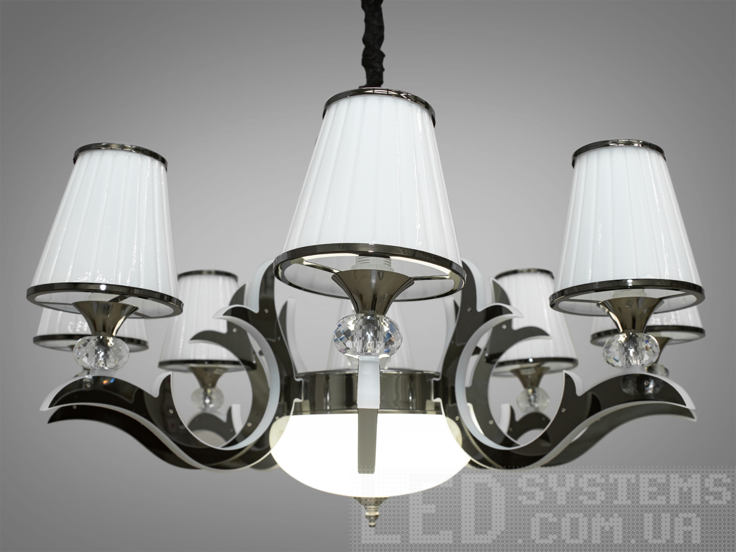 Класична люстра з ріжками, що світяться, застосовується для банкетного або концертного залу, вітальні або спальні, ресторану або готелю. Ви самі зможете вирішити, як виглядатиме ця люстра у Вашому інтер'єрі: класично &ndash; з простим ланцюгом, або шляхетно &ndash; з ланцюгом у оксамитовому чохлі. І все це доповнено оригінальним підсвічуванням, що виливається з самої її серцевини. Люстра з рожками, що світять, на 50W і на 8 ламп- під класичну лампу розжарювання, економку, або світлодіодну лампу з цоколем Е14. Стельове кріплення на планку універсальне та підходить для підвісних, натяжних та звичайних стель.