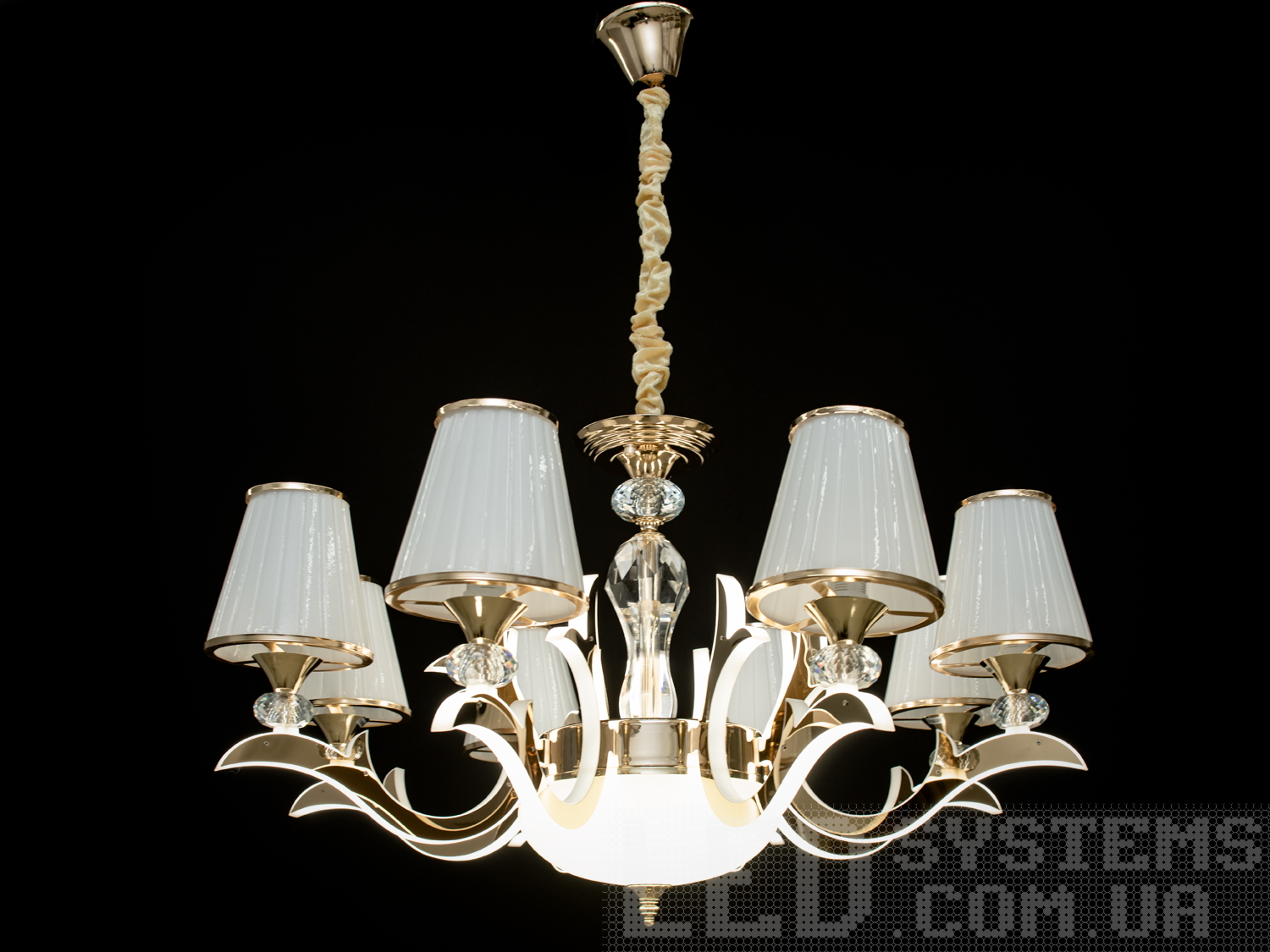 Стильна класична люстра зі світлодіодними ріжками застосовується для банкетного чи концертного залу, вітальні чи спальні, ресторану чи готелю.&nbsp;Ви самі зможете вирішити, як виглядатиме ця люстра у Вашому інтер'єрі: класично &ndash; з простим ланцюгом, або благородно &ndash; з ланцюгом у оксамитовому чохлі.&nbsp;І все це доповнено оригінальним підсвічуванням, що виливається з самої її серцевини.&nbsp;Люстра з рожками, що світять, на 50W і на 8 ламп - класичну, розжарювання, економку, або світлодіодну лампу з цоколем Е14.&nbsp;Стельове кріплення на планку універсальне та підходить для навісних, натяжних та звичайних стель.