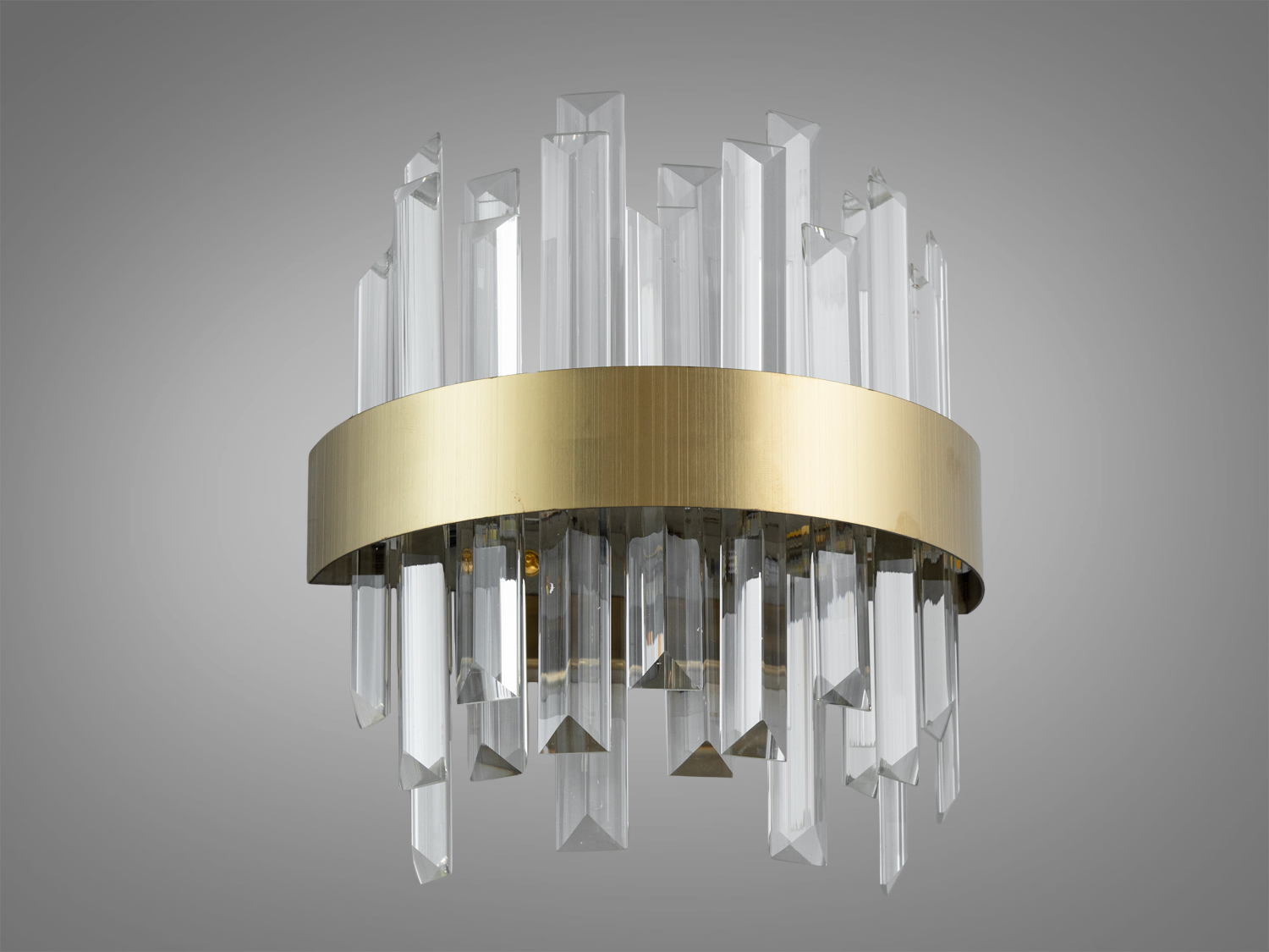 Вишукане настінне світлодіодне бра для залу з потужністю 18Вт видає достатньо світла, щоб бути самодостатнім джерелом підсвічування, він дозволяє м'яко підсвітити простір, створюючи почуття тепла та затишку, необхідне для вечірнього релаксу.
За допомогою вимикача можна змінювати колірну температуру світильника: теплий 3200&deg;К, нейтральний 4100&deg;К, холодний 6000&deg;К. Колірна температура перемикається простим вимкненням-вмиканням світильника.
Функціональність світильника доповнюється стильним зовнішнім виглядом, де кожна деталь продумана до дрібниць, колір каркаса поєднується з прозорістю підвісів, створюючи відчуття розкішної легкості та елегантності.
Кріпиться до настінних поверхонь будь-якого типу універсальним кріпленням на монтажну планку.