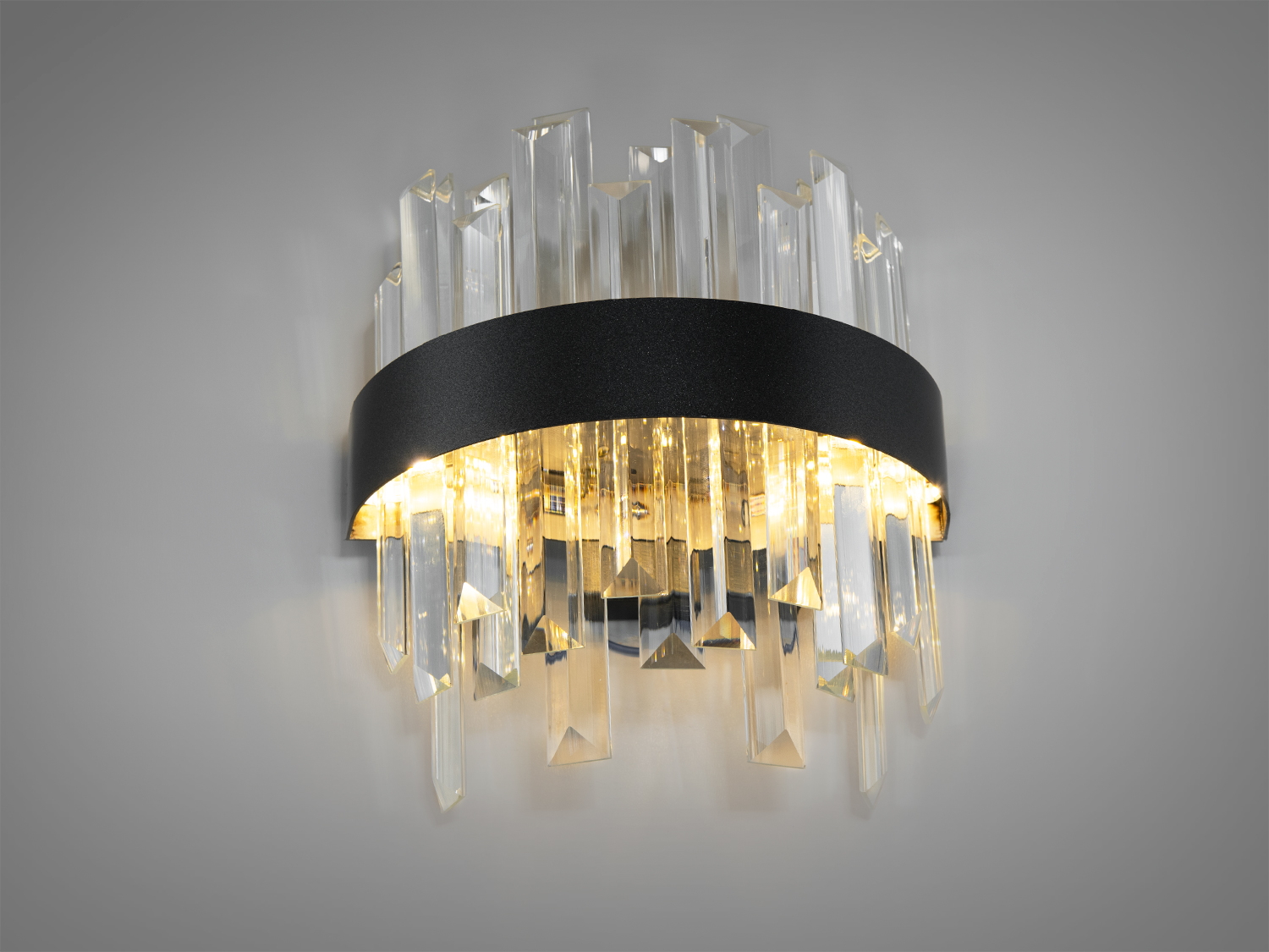 Настінне світлодіодне бра в спальню з потужністю 18Вт видає достатньо світла, щоб бути самодостатнім джерелом підсвічування, дозволяє м'яко підсвітити простір, створюючи почуття тепла і затишку, необхідне для вечірнього релаксу.
За допомогою вимикача можна змінювати колірну температуру світильника: теплий 3200&deg;К, нейтральний 4100&deg;К, холодний 6000&deg;К. Колірна температура перемикається простим вимкненням-вмиканням світильника.
Функціональність світильника доповнюється стильним зовнішнім виглядом, де кожна деталь продумана до дрібниць, колір каркаса поєднується з прозорістю підвісів, створюючи відчуття розкішної легкості та елегантності.
Кріпиться до настінних поверхонь будь-якого типу універсальним кріпленням на монтажну планку.