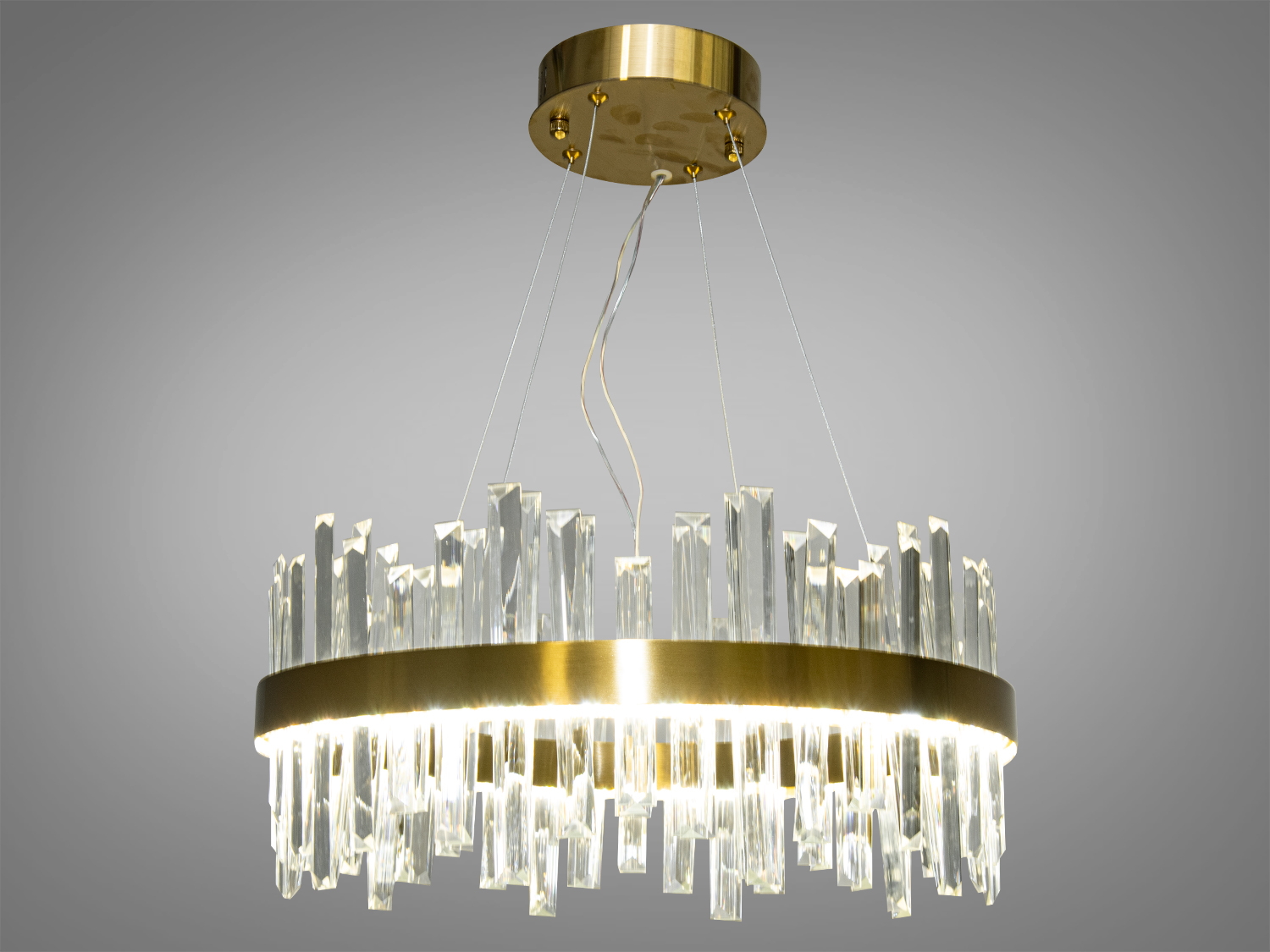 Кришталева світлодіодна люстра у вітальню також ідеально підійде для таких приміщень як, наприклад, коридор, кухню, спальню, для залу, вітальні. Люстра підходить навіть для низьких стель, тому що висота регулюється.
Світлодіодна люстра має кілька режимів: холодний 6000К, нейтральний 4100К, теплий 3200К. Перемикання здійснюється з настінного вимикача почерговим включенням/вимкненням. Світлодіоди дозволяють підбирати необхідну температуру світла. Використання гнучкого світлодіодного модуля в люстрі дозволяє вивести естетичні якості на новий сучасний рівень.
Кріпиться до стелі (гіпсокартонним, підвісним, натяжним) універсальним кріпленням-на планку.