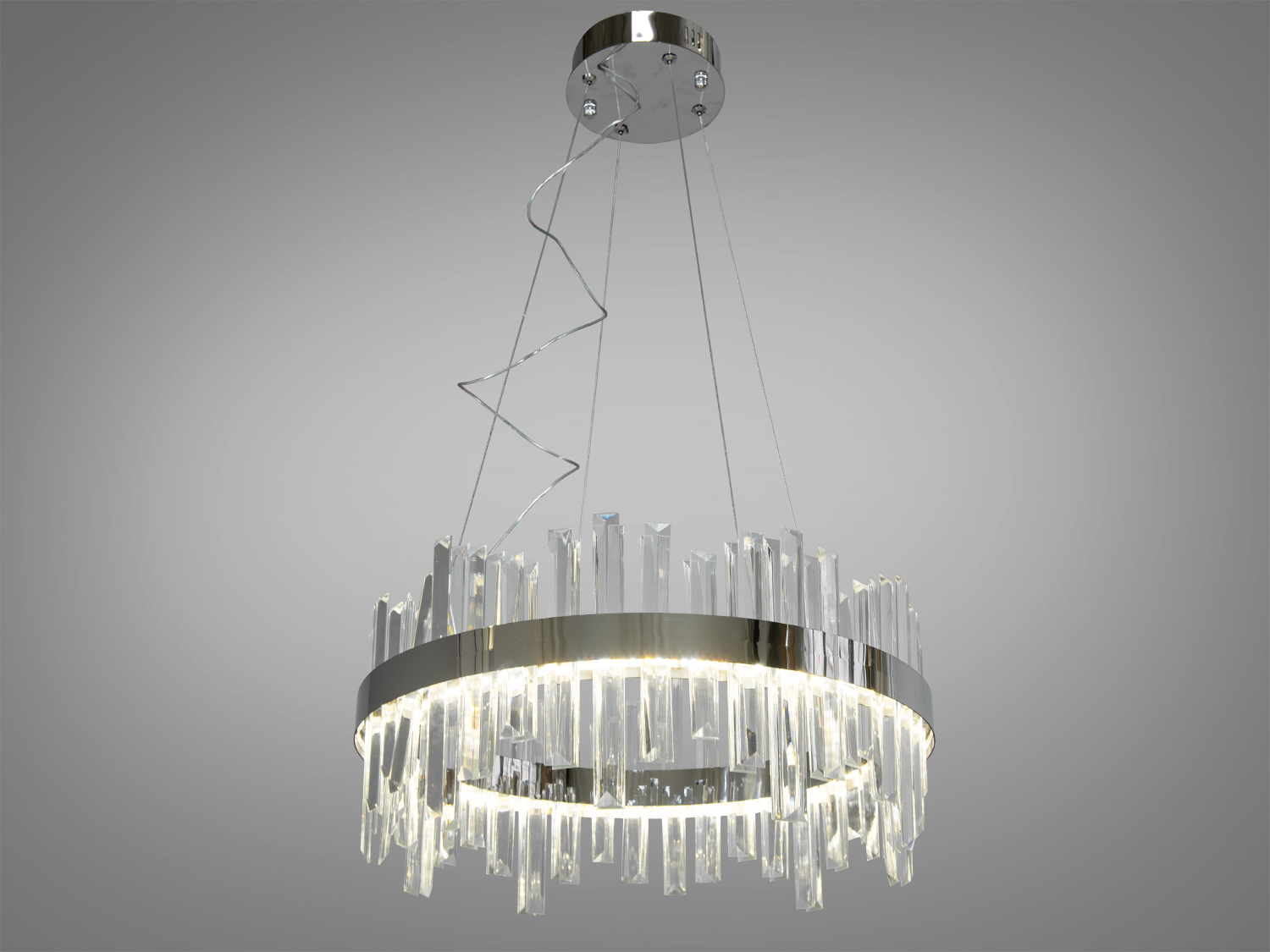 Стильна кришталева LED люстра в спальню також ідеально підійде для невеликих приміщень, і навіть для низьких стель, тому що висота регулюється, наприклад, у коридор, кухню, спальню, для залу або у вітальню.
Світлодіодна люстра має кілька режимів: холодний 6000К, нейтральний 4100К, теплий 3200К. Перемикання здійснюється з настінного вимикача почерговим включенням/вимкненням. Світлодіоди дозволяють підбирати необхідну температуру світла. Використання гнучкого світлодіодного модуля в люстрі дозволяє вивести естетичні якості на новий сучасний рівень.
Кришталики створюють відчуття пишноти та глибини. Світло, проходячи крізь ці підвіски, надає інтер'єру вишуканості. Розглядаючи цю люстру, слід відзначити переваги світлодіодного освітлення: воно енергоефективне, має великий термін служби та забезпечує відмінну якість світла.
Кріпиться до стелі (гіпсокартонним, навісним, натяжним) універсальним кріпленням-на планку.