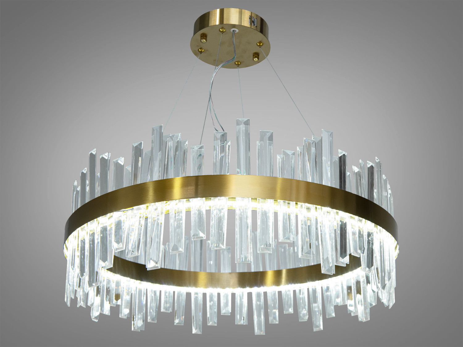 Вишукана кришталева LED люстра для залу також ідеально підійде для невеликих приміщень, і навіть для низьких стель, тому що висота регулюється, наприклад, у коридор, кухню, спальню, для залу або у вітальню.
Світлодіодна люстра має кілька режимів: холодний 6000К, нейтральний 4100К, теплий 3200К. Перемикання здійснюється з настінного вимикача почерговим включенням/вимкненням. Світлодіоди дозволяють підбирати необхідну температуру світла. Використання гнучкого світлодіодного модуля в люстрі дозволяє вивести естетичні якості на новий сучасний рівень.
Кришталики створюють відчуття пишноти та глибини. Світло, проходячи крізь ці підвіски, надає інтер'єру вишуканості. Розглядаючи цю люстру, слід відзначити переваги світлодіодного освітлення: воно енергоефективне, має великий термін служби та забезпечує відмінну якість світла.
Кріпиться до стелі (гіпсокартонним, навісним, натяжним) універсальним кріпленням-на планку.