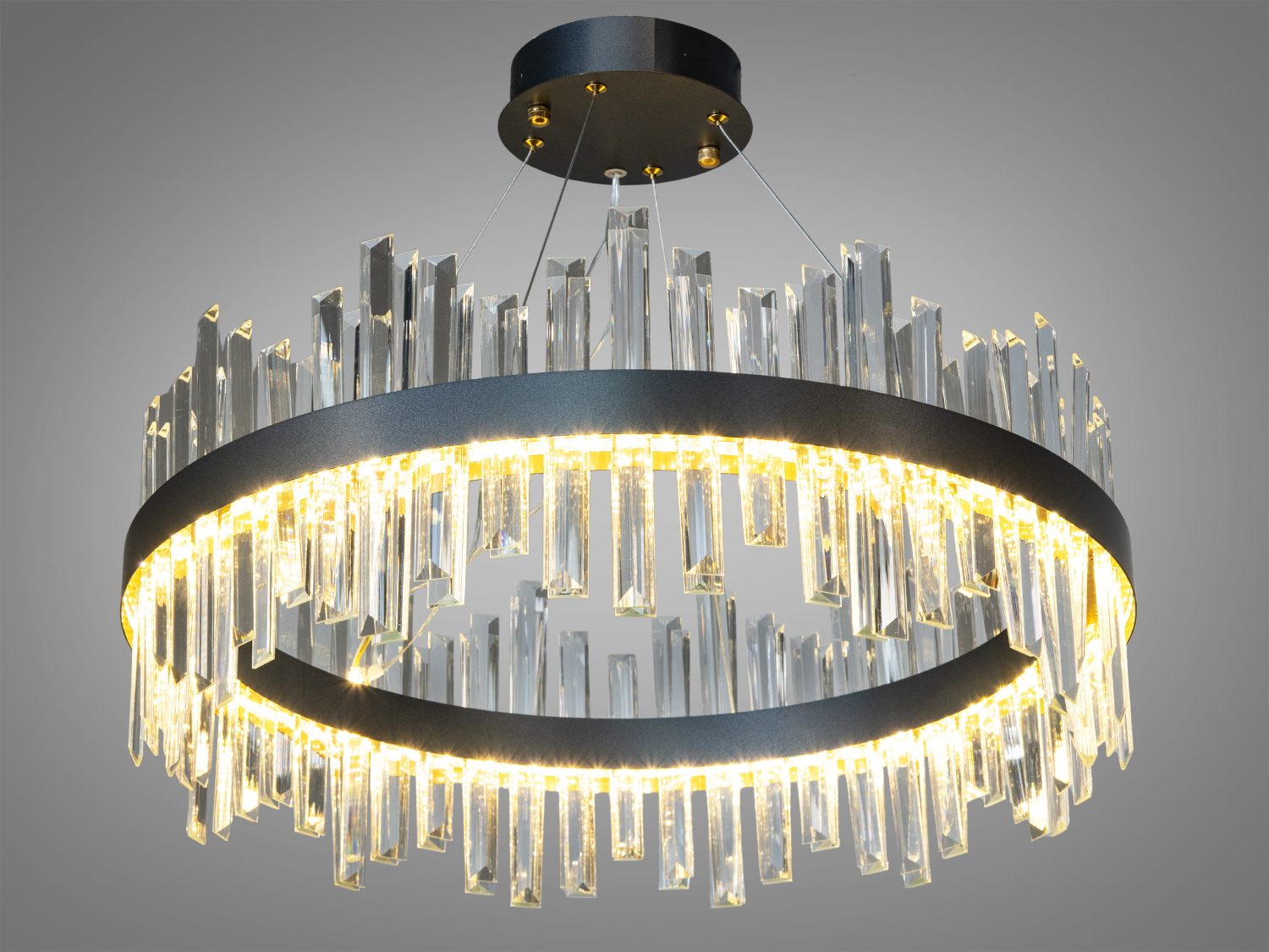 Кришталева світлодіодна люстра в спальню також ідеально підійде для невеликих приміщень, і навіть для низьких стель, так як висота регулюється, наприклад, у коридор, кухню, спальню, для залу або у вітальню.
Світлодіодна люстра має кілька режимів: холодний 6000К, нейтральний 4100К, теплий 3200К. Перемикання здійснюється з настінного вимикача почерговим включенням/вимкненням. Світлодіоди дозволяють підбирати необхідну температуру світла. Використання гнучкого світлодіодного модуля в люстрі дозволяє вивести естетичні якості на новий сучасний рівень.
Кришталики створюють відчуття пишноти та глибини. Світло, проходячи крізь ці підвіски, надає інтер'єру вишуканості. Розглядаючи цю люстру, слід відзначити переваги світлодіодного освітлення: воно енергоефективне, має великий термін служби та забезпечує відмінну якість світла.
Кріпиться до стелі (гіпсокартонним, навісним, натяжним) універсальним кріпленням-на планку.