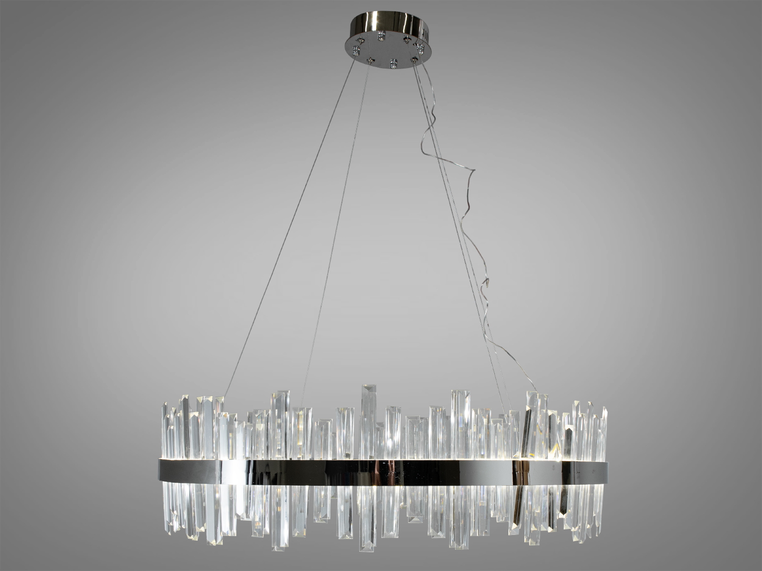 Велика кришталева LED люстра для залу також ідеально підійде для невеликих приміщень, і навіть для низьких стель, тому що висота регулюється, наприклад, у коридор, кухню, спальню, для залу або у вітальню.
Світлодіодна люстра має кілька режимів: холодний 6000К, нейтральний 4100К, теплий 3200К. Перемикання здійснюється з настінного вимикача почерговим включенням/вимкненням. Світлодіоди дозволяють підбирати необхідну температуру світла. Використання гнучкого світлодіодного модуля в люстрі дозволяє вивести естетичні якості на новий сучасний рівень.
Кришталики створюють відчуття пишноти та глибини. Світло, проходячи крізь ці підвіски, надає інтер'єру вишуканості. Розглядаючи цю люстру, слід відзначити переваги світлодіодного освітлення: воно енергоефективне, має великий термін служби та забезпечує відмінну якість світла.
Кріпиться до стелі (гіпсокартонним, навісним, натяжним) універсальним кріпленням-на планку.