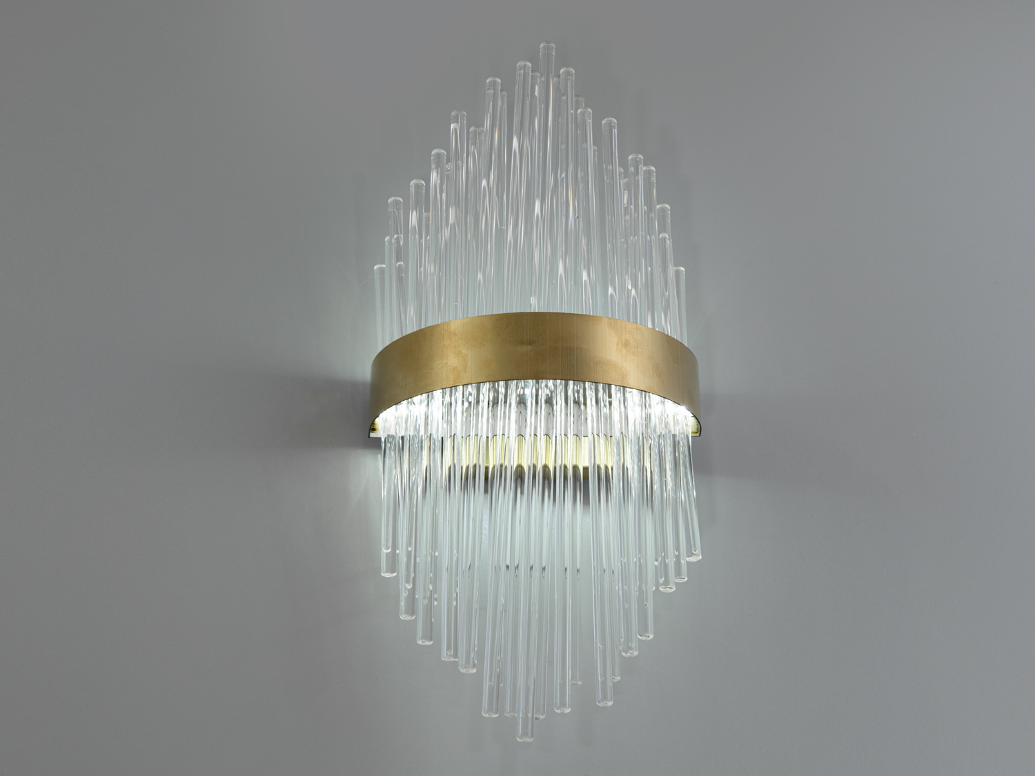 Світлодіодне&nbsp;приліжкове бра в спальню з потужністю 18Вт видає достатньо світла, щоб бути самодостатнім джерелом підсвічування, він дозволяє м'яко підсвітити простір, створюючи почуття тепла і затишку, необхідне для вечірнього релаксу.
За допомогою вимикача можна змінювати колірну температуру світильника: теплий 3200&deg;К, нейтральний 4100&deg;К, холодний 6000&deg;К. Колірна температура перемикається простим вимкненням-вмиканням світильника.
Функціональність світильника доповнюється стильним зовнішнім виглядом, де кожна деталь продумана до дрібниць, колір каркаса поєднується з прозорістю підвісів, створюючи відчуття розкішної легкості та елегантності.
Кріпиться до настінних поверхонь будь-якого типу універсальним кріпленням на монтажну планку.