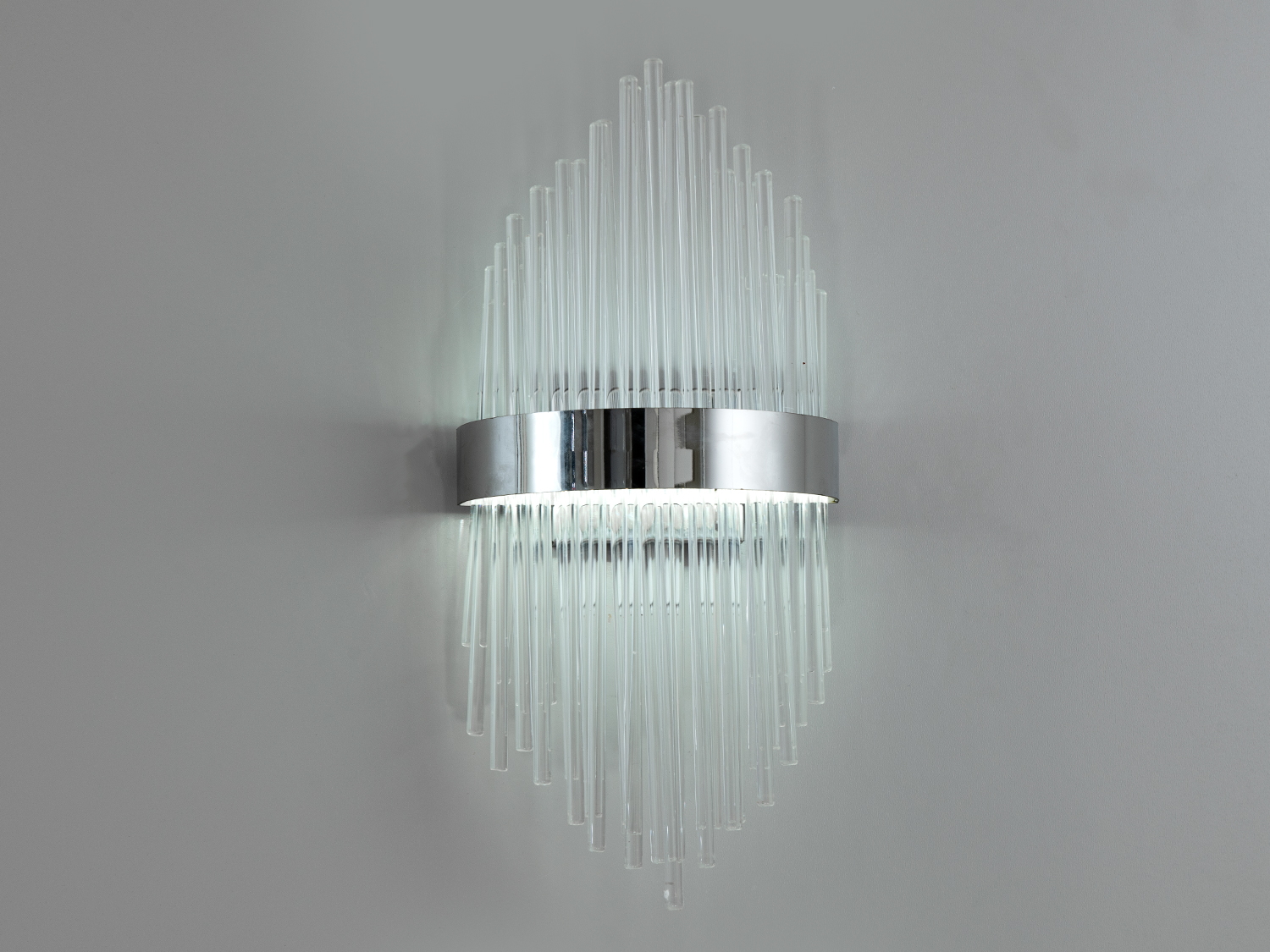 Сучасний LED світильник-бра у вітальню з потужністю 18Вт видає достатньо світла, щоб бути самодостатнім джерелом підсвічування, дозволяє м'яко підсвітити простір, створюючи почуття тепла і затишку, необхідне для вечірнього релаксу.
За допомогою вимикача можна змінювати колірну температуру світильника: теплий 3200&deg;К, нейтральний 4100&deg;К, холодний 6000&deg;К. Колірна температура перемикається простим вимкненням-вмиканням світильника.
Функціональність світильника доповнюється стильним зовнішнім виглядом, де кожна деталь продумана до дрібниць, колір каркаса поєднується з прозорістю підвісів, створюючи відчуття розкішної легкості та елегантності.
Кріпиться до настінних поверхонь будь-якого типу універсальним кріпленням на монтажну планку.