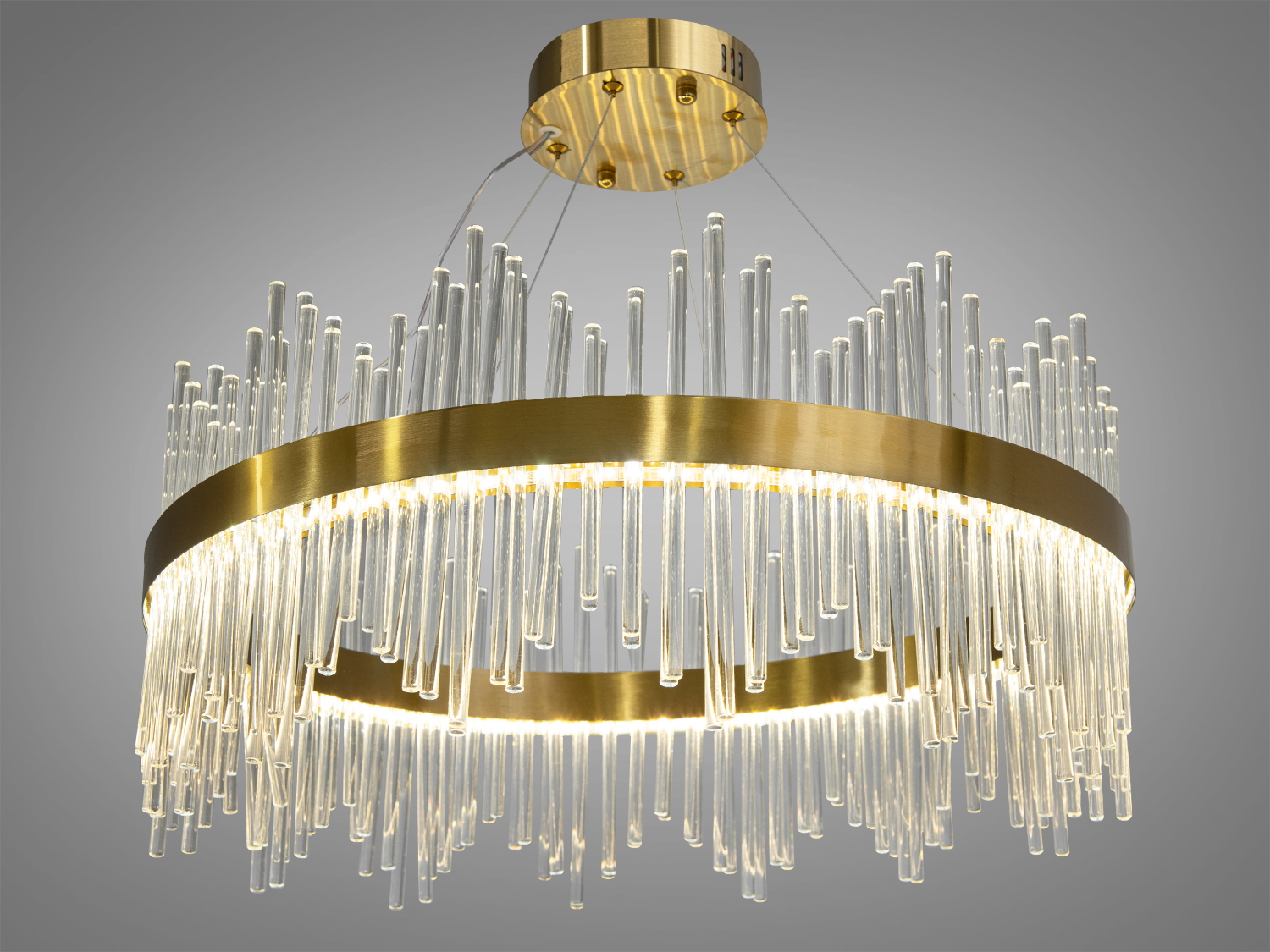 Кришталева люстра для кухні також ідеально підійде для невеликих приміщень, і навіть для низьких стель, так як висота регулюється, наприклад в коридор, кухню, спальню, для залу або у вітальню.
Світлодіодна люстра має кілька режимів: холодний 6000К, нейтральний 4100К, теплий 3200К. Перемикання здійснюється з настінного вимикача почерговим включенням/вимкненням. Світлодіоди дозволяють підбирати необхідну температуру світла. Використання гнучкого світлодіодного модуля в люстрі дозволяє вивести естетичні якості на новий сучасний рівень.
Кришталики створюють відчуття пишноти та глибини. Світло, проходячи крізь ці підвіски, надає інтер'єру вишуканості. Розглядаючи цю люстру, слід відзначити переваги світлодіодного освітлення: воно енергоефективне, має великий термін служби та забезпечує відмінну якість світла.
Кріпиться до стелі (гіпсокартонним, навісним, натяжним) універсальним кріпленням-на планку.