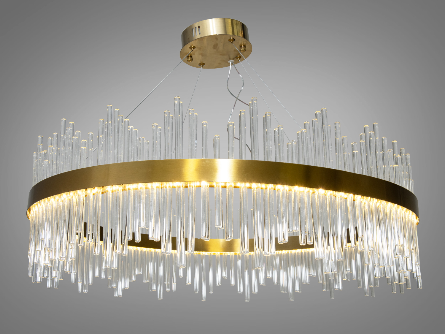 Кришталева світлодіодна люстра для холу також ідеально підійде для таких приміщень як, наприклад, коридор, кухню, спальню, для залу, вітальні. Люстра підходить навіть для низьких стель, тому що висота регулюється.
Світлодіодна люстра має кілька режимів: холодний 6000К, нейтральний 4100К, теплий 3200К. Перемикання здійснюється з настінного вимикача почерговим включенням/вимкненням. Світлодіоди дозволяють підбирати необхідну температуру світла. Використання гнучкого світлодіодного модуля в люстрі дозволяє вивести естетичні якості на новий сучасний рівень.
Кріпиться до стелі (гіпсокартонним, підвісним, натяжним) універсальним кріпленням-на планку.