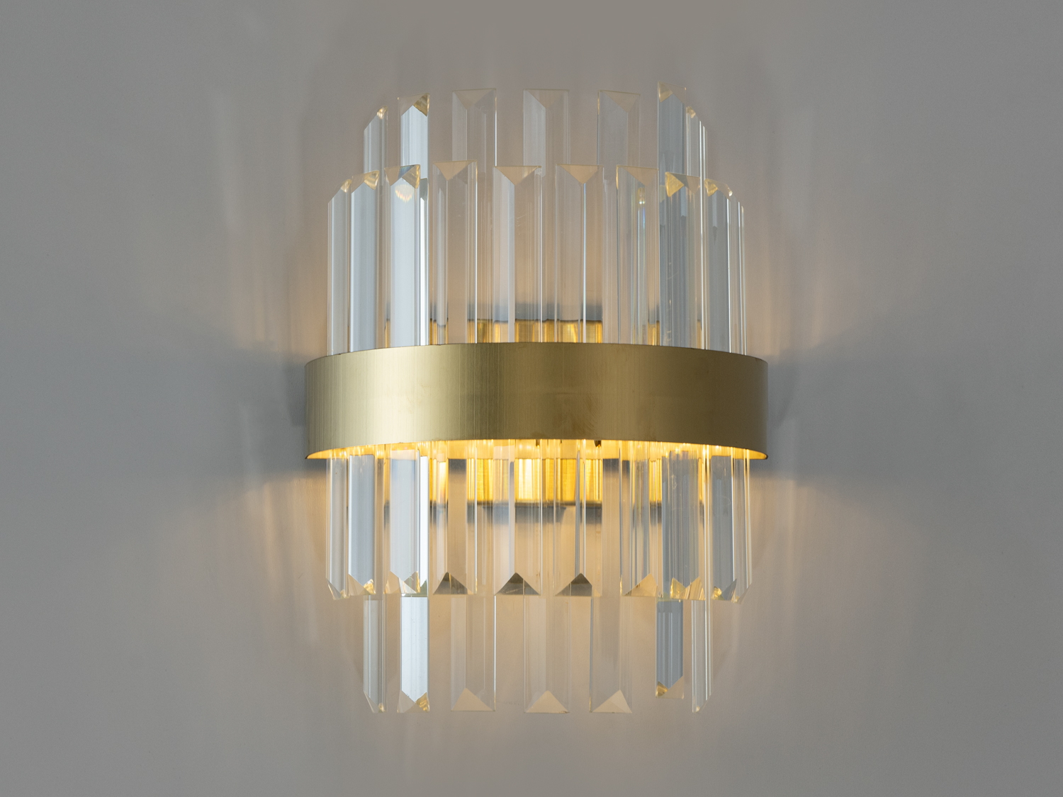 Настінний світильник у спальню з потужністю 18Вт видає достатньо світла, щоб бути самодостатнім джерелом підсвічування, він дозволяє м'яко підсвітити простір, створюючи почуття тепла і затишку, необхідне для вечірнього релаксу.
За допомогою вимикача можна змінювати колірну температуру світильника: теплий 3200&deg;К, нейтральний 4100&deg;К, холодний 6000&deg;К. Колірна температура перемикається простим вимкненням-вмиканням світильника.
Функціональність світильника доповнюється стильним зовнішнім виглядом, де кожна деталь продумана до дрібниць, колір каркаса поєднується з прозорістю підвісів, створюючи відчуття розкішної легкості та елегантності.
Кріпиться до настінних поверхонь будь-якого типу універсальним кріпленням на монтажну планку.