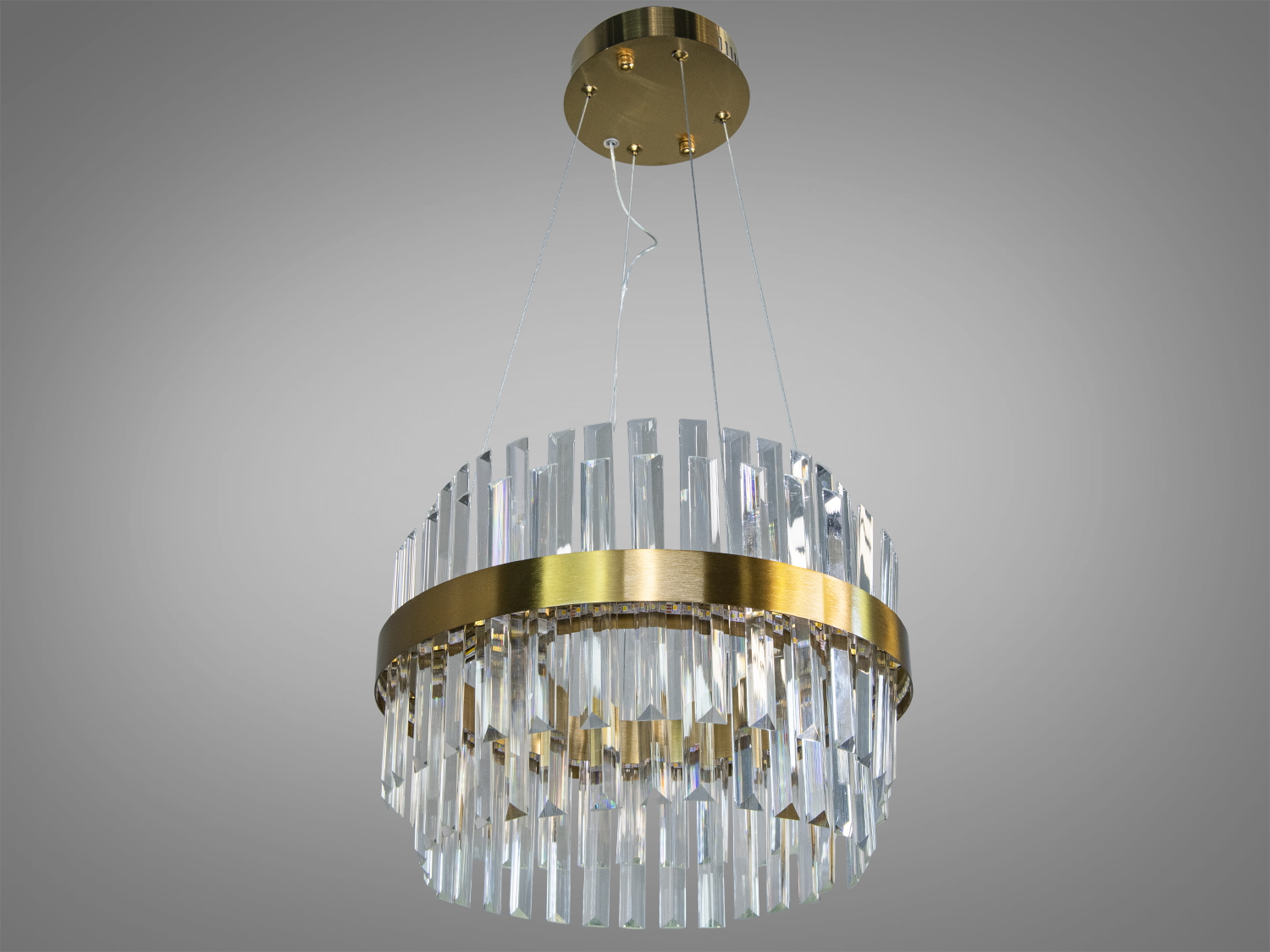 Ефектна кришталева LED люстра в коридор це втілення класичної розкоші в сучасному виконанні. Її форма — немов сяюче коромисло світла, підперезане золотистою стрічкою.