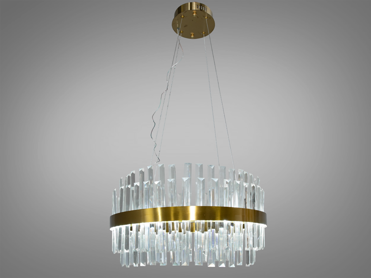 Кришталева світлодіодна люстра у вітальню також ідеально підійде для невеликих приміщень, і навіть для низьких стель, тому що висота регулюється, наприклад, у коридор, кухню, спальню, для залу або у вітальню.
Світлодіодна люстра має кілька режимів: холодний 6000К, нейтральний 4100К, теплий 3200К. Перемикання здійснюється з настінного вимикача почерговим включенням/вимкненням. Світлодіоди дозволяють підбирати необхідну температуру світла. Використання гнучкого світлодіодного модуля в люстрі дозволяє вивести естетичні якості на новий сучасний рівень.
Кришталики створюють відчуття пишноти та глибини. Світло, проходячи крізь ці підвіски, надає інтер'єру вишуканості. Розглядаючи цю люстру, слід відзначити переваги світлодіодного освітлення: воно енергоефективне, має великий термін служби та забезпечує відмінну якість світла.
Кріпиться до стелі (гіпсокартонним, навісним, натяжним) універсальним кріпленням-на планку.