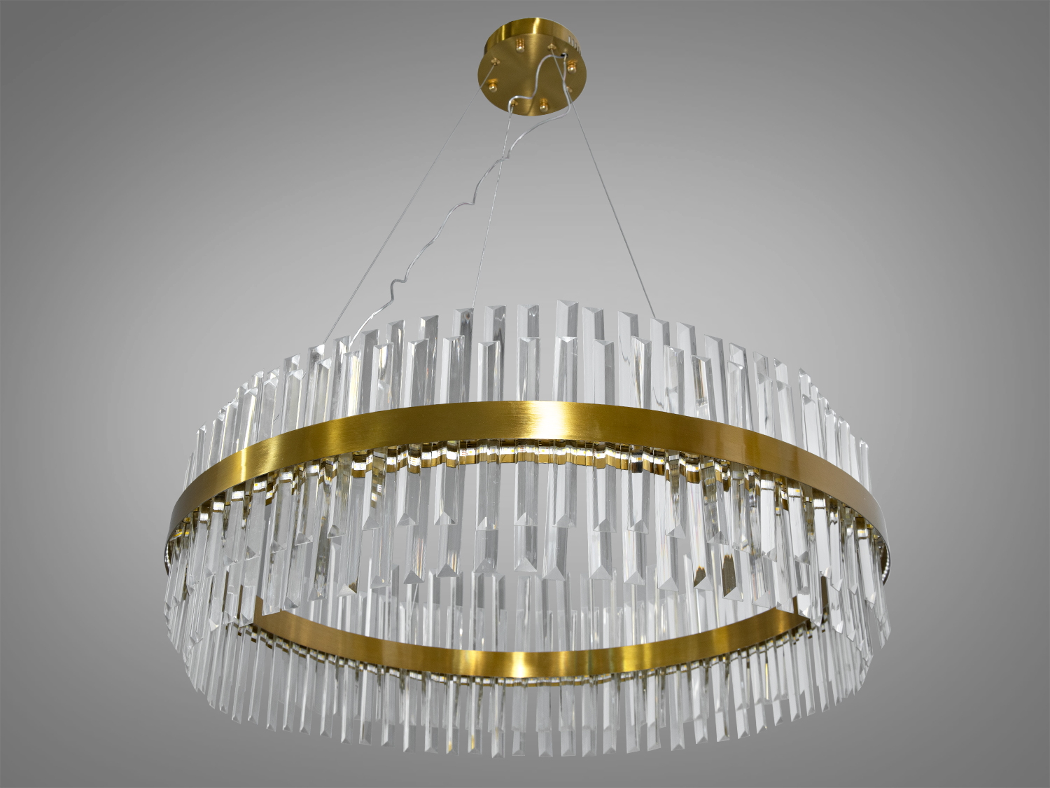 Розкішна кришталева LED люстра в кухню-студію також ідеально підійде для невеликих приміщень, і навіть для низьких стель, тому що висота регулюється, наприклад, у коридор, кухню, спальню, для залу або у вітальню.
Світлодіодна люстра має кілька режимів: холодний 6000К, нейтральний 4100К, теплий 3200К. Перемикання здійснюється з настінного вимикача почерговим включенням/вимкненням. Світлодіоди дозволяють підбирати необхідну температуру світла. Використання гнучкого світлодіодного модуля в люстрі дозволяє вивести естетичні якості на новий сучасний рівень.
Кришталики створюють відчуття пишноти та глибини. Світло, проходячи крізь ці підвіски, надає інтер'єру вишуканості. Розглядаючи цю люстру, слід відзначити переваги світлодіодного освітлення: воно енергоефективне, має великий термін служби та забезпечує відмінну якість світла.
Кріпиться до стелі (гіпсокартонним, навісним, натяжним) універсальним кріпленням-на планку.