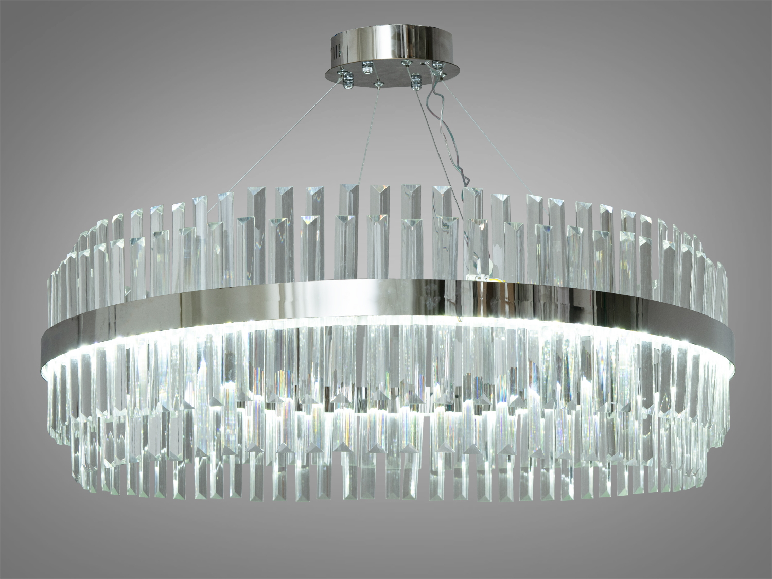 Вишукана кришталева LED люстра для холу також ідеально підійде для невеликих приміщень, і навіть для низьких стель, тому що висота регулюється, наприклад, у коридор, кухню, спальню, для залу або у вітальню.
Світлодіодна люстра має кілька режимів: холодний 6000К, нейтральний 4100К, теплий 3200К. Перемикання здійснюється з настінного вимикача почерговим включенням/вимкненням. Світлодіоди дозволяють підбирати необхідну температуру світла. Використання гнучкого світлодіодного модуля в люстрі дозволяє вивести естетичні якості на новий сучасний рівень.
Кришталики створюють відчуття пишноти та глибини. Світло, проходячи крізь ці підвіски, надає інтер'єру вишуканості. Розглядаючи цю люстру, слід відзначити переваги світлодіодного освітлення: воно енергоефективне, має великий термін служби та забезпечує відмінну якість світла.
Кріпиться до стелі (гіпсокартонним, навісним, натяжним) універсальним кріпленням-на планку.