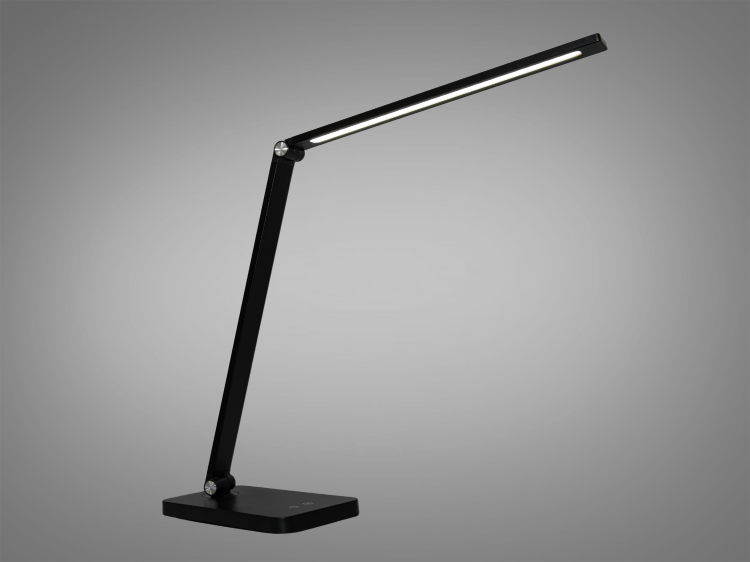Сенсорна світлодіодна настільна лампа до кабінету ідеально підходить для сучасного будинку чи офісу. Лампа характеризується енергоефективністю, має стриманий та елегантний дизайн.
Лампа комплектується блоком живлення, що забезпечує безперебійну роботу і дозволяє уникнути зайвого безладу з кабелями на столі. Її витончений, сучасний вигляд та висока функціональність роблять її ідеальним вибором для будь-кого, хто цінує якість, ефективність та стиль у своєму особистому робочому просторі.
Основною її рисою є тонкий вертикальний стовбур, який легко регулюється, з компактною збіркою, яка закінчується горизонтально орієнтованою світлодіодною панеллю, яка також легко регулюється та складається та забезпечує рівномірне світло без сліпучих ефектів.
Лампа виглядає компактною та мобільною, що робить її зручною для переміщення між кімнатами.