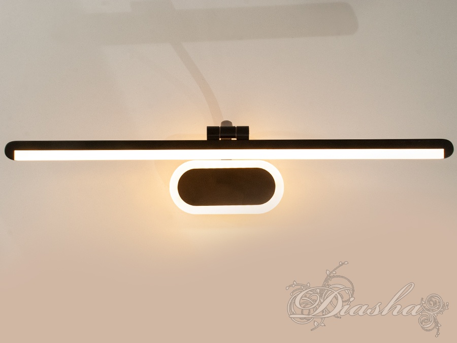 Цей лінійний світильник на 18 Вт відображає сучасний підхід до освітлення, призначений для створення витонченого акценту на дзеркалах та картинних полотнах. Його дизайн характеризується чистотою ліній та елегантністю форм, що робить його ідеальним доповненням до сучасних інтер'єрів, де кожна деталь має значення.
Лінійний світильник виготовлений з високоякісного металу з покриттям чорного матового кольору, що надає йому строгого сучасного вигляду та довговічності. Елегантний та мінімалістичний вигляд цього освітлювального приладу ідеально вписується в інтер'єри, де панують сучасні матеріали, такі як скло, полірований камінь, або глянцеві поверхні.
Світильник через акрилові розсіювачі забезпечує яскраве, але не сліпуче світло, завдяки використанню світлодіодів, що є енергоефективними та мають тривалий термін служби. Розташування світла вздовж лінії дозволяє рівномірно освітлювати велику площу, що робить його ідеальним для використання над дзеркалами у ванних кімнатах або як підсвічування для картин у галереях чи вітальнях. Дуже гарно виглядає підсвічування основи, додає стилю та виразності.
Можливість регулювання колірної температури через вимикач дає змогу користувачам адаптувати освітлення до потреб моменту, від теплих тонів для створення затишку до холодних тонів для акцентування на деталях мистецтва. Ця функція робить світильник універсальним, дозволяючи йому зливатися з різними стилями декору і використовуватися у різних сценаріях &ndash; від домашніх до комерційних просторів.
Лінійний світильник від ТМ 