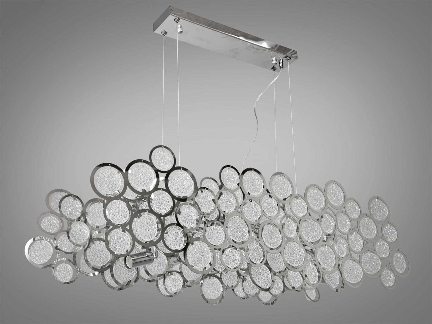 Підвісна стильна люстра у вітальню зі скляними елементами в металевому корпусі добре виглядатиме в сучасному інтер'єрі залу, вітальні, спальні, коридору або кухні. На неї можна дивитися під будь-яким кутом, і не дивлячись на легкість конструкції люстри, ви завжди бачитимете лампи тільки через скляні підвіски. Висота люстри регулюється, завдяки чому підходить для низьких стель.
Сучасна люстра під звичайну лампочку із цоколем Е14. Стельове кріплення на планку універсальне підходить для підвісних, натяжних та звичайних стель.
Увага. Вага люстри понад 10кг.