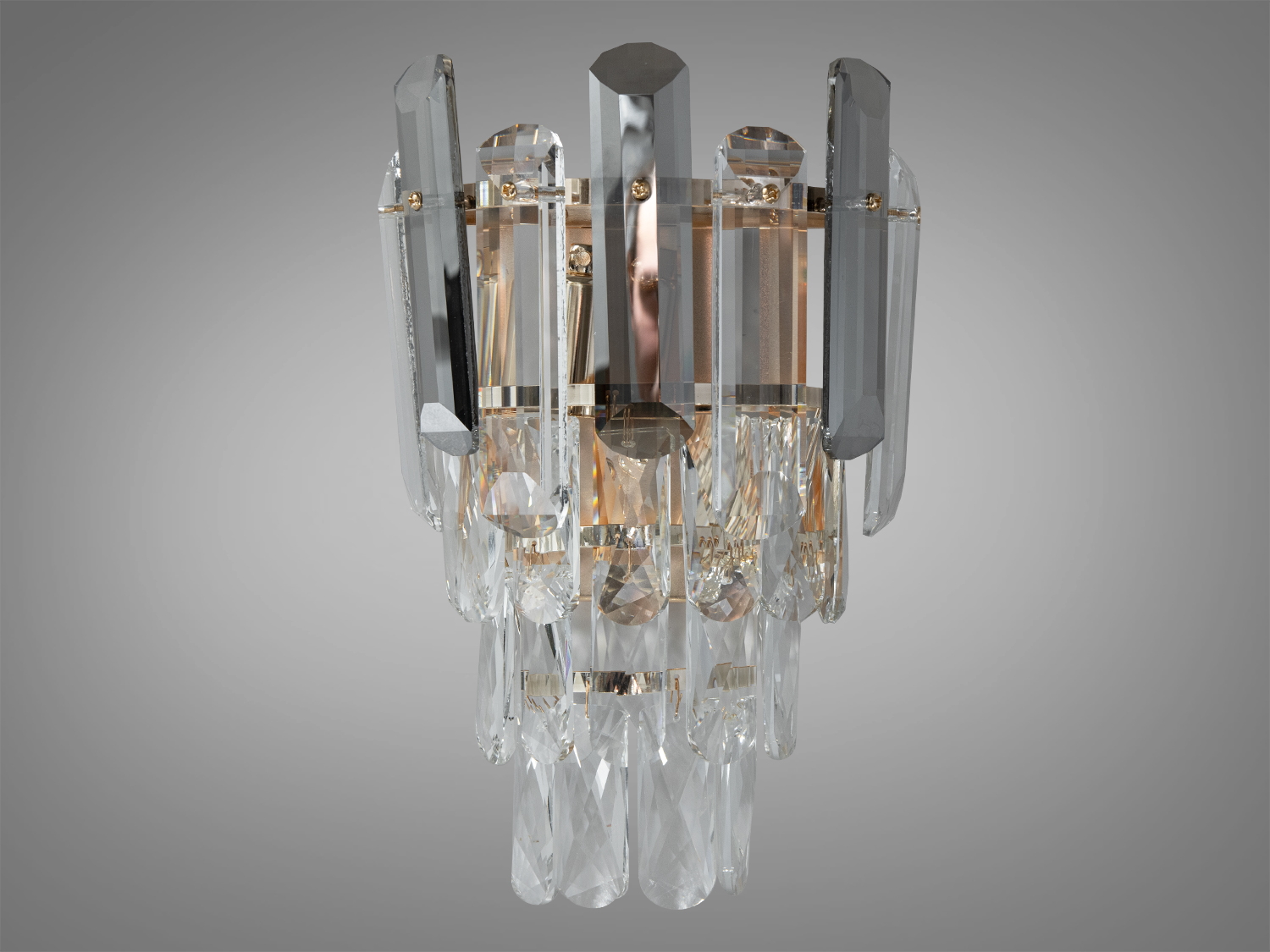 Елегантне класичне кришталеве бра у спальню представлене для стильного сучасного чи класичного інтер'єру. Бра під класичну лампу, світлоїодну або економку, які ідеально підійдуть для великих та невеликих кімнат.
Блиск та переливи справжнього кришталю зачаровують. Нові настінні світильники виконані в класичному стилі та розраховані на 2 лампи з цоколем Е14.
Кріпиться до будь-якого типу стінних поверхонь універсальним кріпленням на планку.