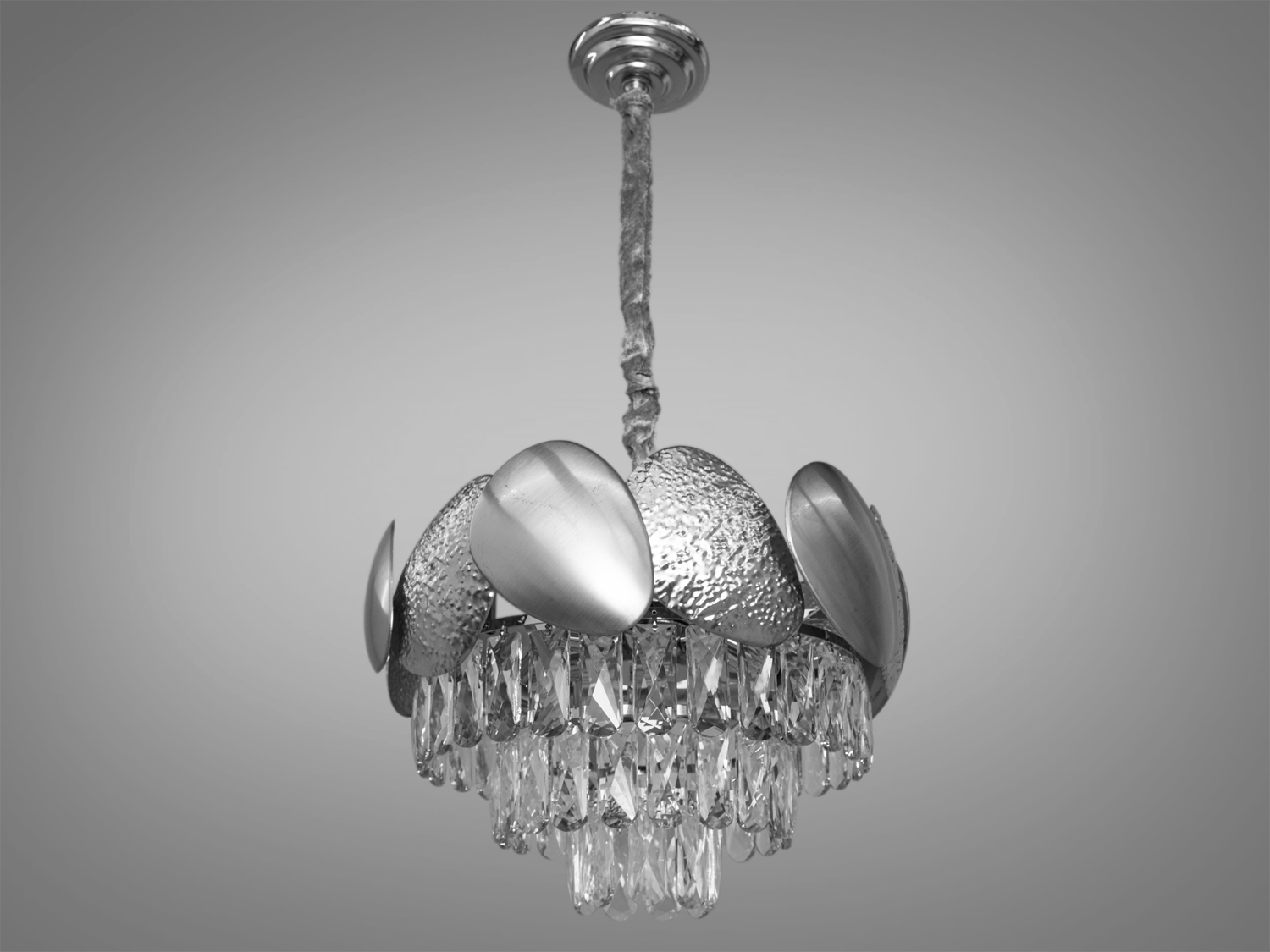 Незвичайна кришталева люстра в спальню, на 6 ламп, застосовується також для спальні, залу, холу, кухні, кухні-студії, передпокою.
Висота люстри регулюється, завдяки чому підходить для невеликих кімнат і навіть для низьких стель. Люстра-підвіс під звичайні лампочки розжарювання, економки або світлодіодні лампи з цоколем Е14. Стельове кріплення на планку універсальне підходить для навісних, натяжних та звичайних стель.
Увага. Вага люстри понад 10кг.
Лампи до комплекту не входять.