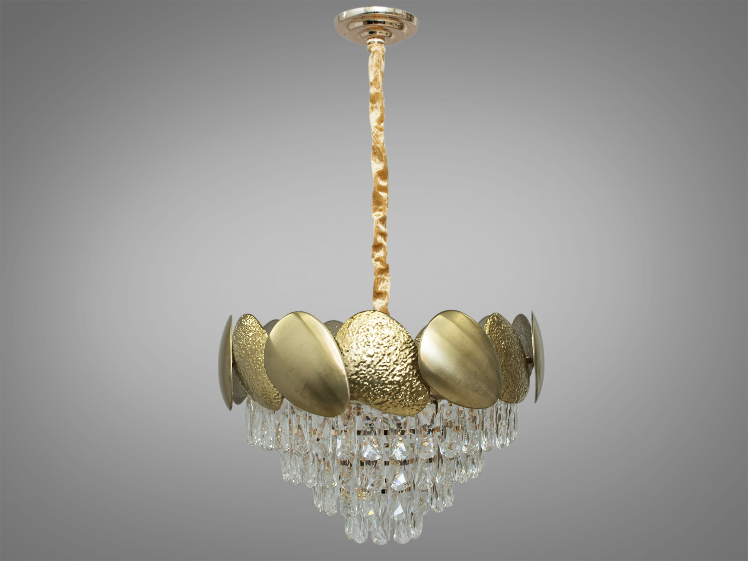 Стильна підвісна кришталева люстра в зал, на 9 ламп, застосовується також для спальні, вітальні, холу, кухні, кухні-студії, передпокою.
Висота люстри регулюється, завдяки чому підходить для невеликих кімнат і навіть для низьких стель. Люстра-підвіс під звичайні лампочки розжарювання, економки або світлодіодні лампи з цоколем Е14. Стельове кріплення на планку універсальне підходить для навісних, натяжних та звичайних стель.
Увага. Вага люстри понад 10кг.
Лампи до комплекту не входять.