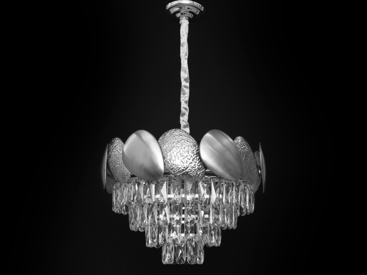 Класична кришталева люстра для холу, на 9 ламп, застосовується також для спальні, вітальні, залу, кухні, кухні-студії, передпокою.
Висота люстри регулюється, завдяки чому підходить для невеликих кімнат і навіть для низьких стель. Люстра-підвіс під звичайні лампочки розжарювання, економки або світлодіодні лампи з цоколем Е14. Стельове кріплення на планку універсальне підходить для навісних, натяжних та звичайних стель.
Увага. Вага люстри понад 10кг.
Лампи до комплекту не входять.