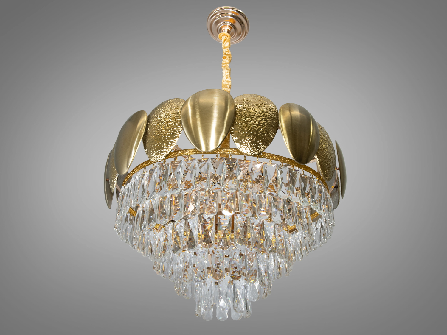 Ця сучасна кришталева люстра є справжнім втіленням розкоші та сучасного дизайну. Вона поєднує в собі тепле золоте світіння металевих елементів та прозорість кришталів, створюючи дивовижний візуальний ефект. Люстра під 11 ламп з патроном Е14 не лише забезпечує ефективне освітлення, але й діє як виразний декоративний акцент у будь-якому просторі, від зали до вітальні.
Люстра в зал є більше, ніж просто освітлювальний прилад; вона перетворює звичайний простір на сцену для життя, де кожна подія освітлюється яскравими іскрами, що відбиваються від кришталів. Люстри в зал призначені стати центральними елементами дизайну, і ця модель бездоганно виконує свою роль, вносячи в інтер'єр вишуканість та стиль.
Коли шукають люстру в кімнату, багато хто бажає знайти сучасну люстру, яка була б не лише функціональною, але й відповідала б сучасним трендам інтер'єрного дизайну. Ця люстра ідеально підходить під ці вимоги, пропонуючи дизайн, який легко вписується в сучасні домівки, доповнюючи їх свіжістю та елегантністю.
Встановлення такої люстри в вітальні гарантує, що це приміщення стане епіцентром будинку. М'яке світло, що розсіюється через кришталі, створює теплу та затишну атмосферу для сімейних зібрань, затишних вечорів або розслаблюючого відпочинку після робочого дня.
Навіть якщо ви шукаєте, де люстру купити недорого, ця модель від ТМ &laquo;Діаша&raquo; вражає своєю доступністю. Вона демонструє, що ви не маєте жертвувати якістю чи стилем заради бюджету. Вона пропонує ідеальне співвідношення ціни та якості, що робить її привабливою покупкою для кожного.
Лампи в комплект не входять. Увага. Вага люстри понад 10 кг.