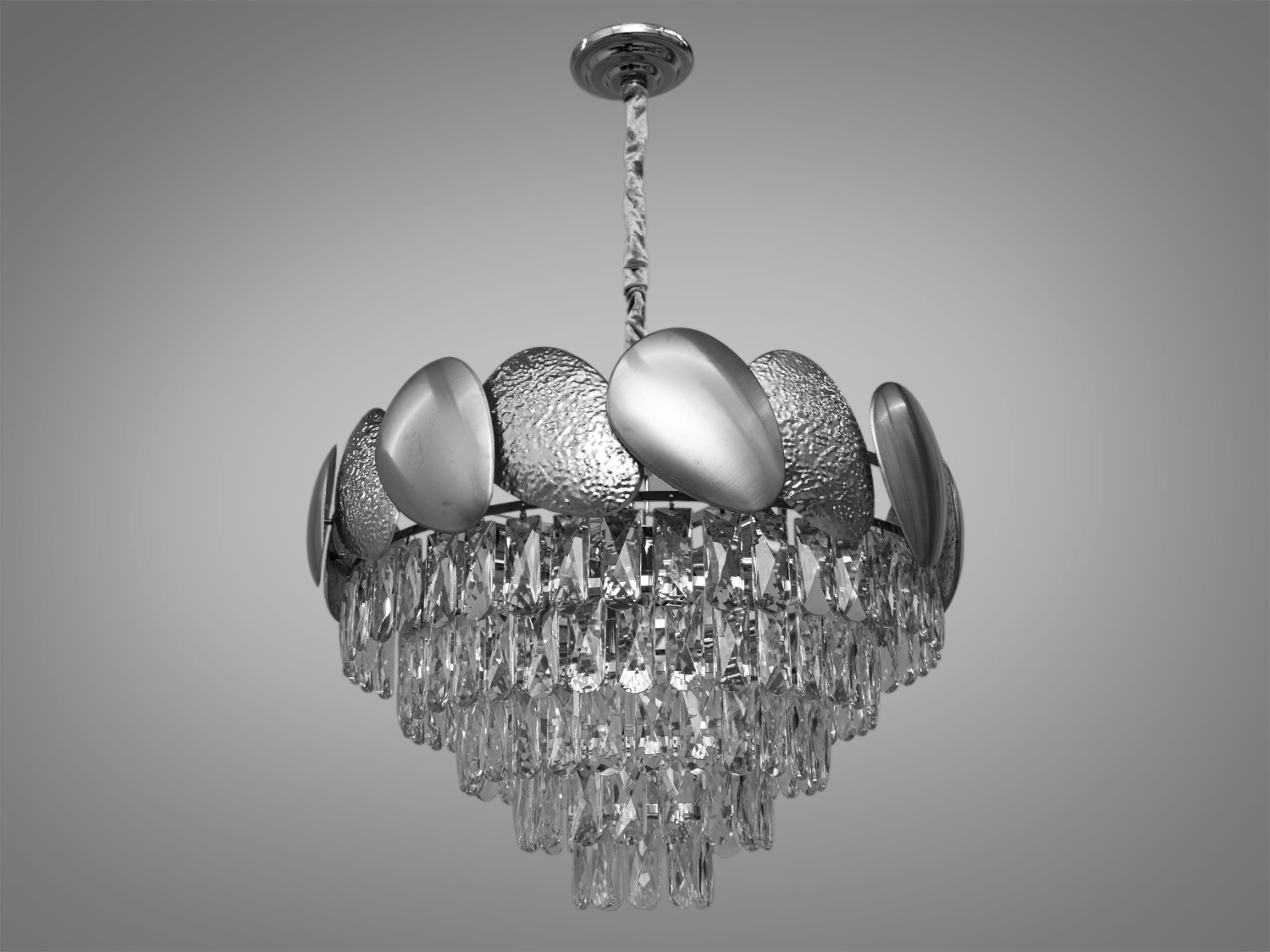 Сучасна кришталева люстра у вітальню, на 11 ламп, застосовується також для спальні, вітальні, залу, кухні, кухні-студії, передпокою.
Висота люстри регулюється, завдяки чому підходить для невеликих кімнат і навіть для низьких стель. Люстра-підвіс під звичайні лампочки розжарювання, економки або світлодіодні лампи з цоколем Е14. Стельове кріплення на планку універсальне підходить для навісних, натяжних та звичайних стель.
Увага. Вага люстри понад 10кг.
Лампи до комплекту не входять.