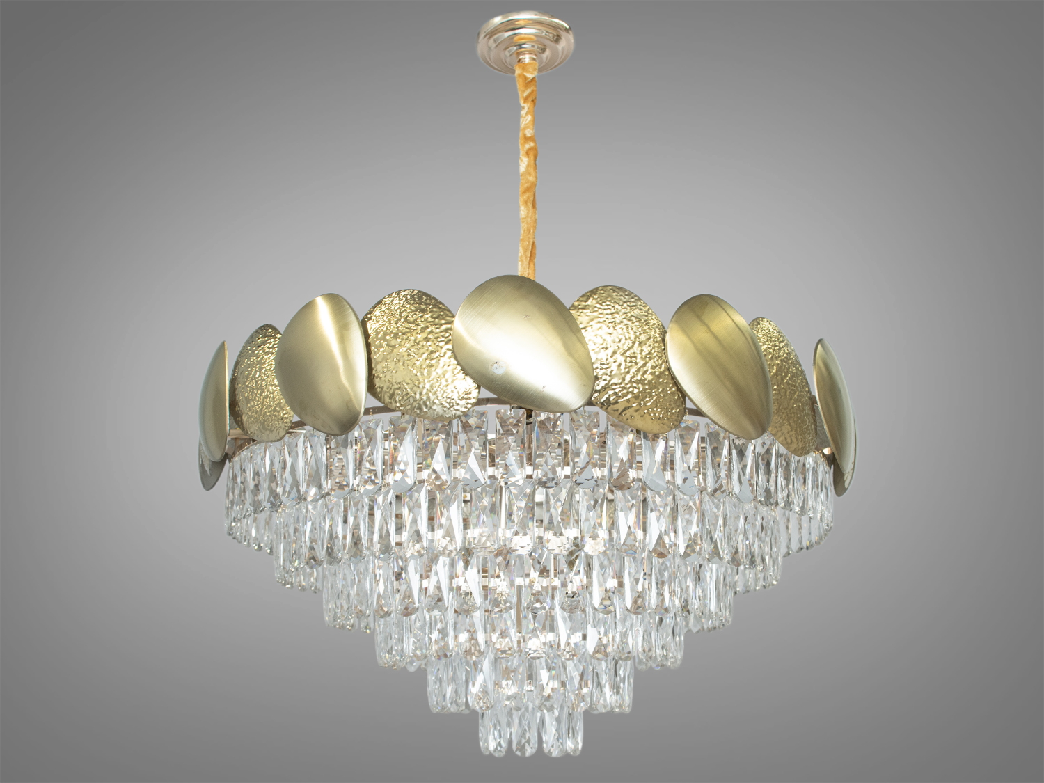 Універсальна кришталева люстра для залу, на 14 ламп, застосовується також для спальні, вітальні, холу, кухні, кухні-студії, передпокою.
Висота люстри регулюється, завдяки чому підходить для невеликих кімнат і навіть для низьких стель. Люстра-підвіс під звичайні лампочки розжарювання, економки або світлодіодні лампи з цоколем Е14. Стельове кріплення на планку універсальне підходить для навісних, натяжних та звичайних стель.
Увага. Вага люстри понад 10кг.
Лампи до комплекту не входять.