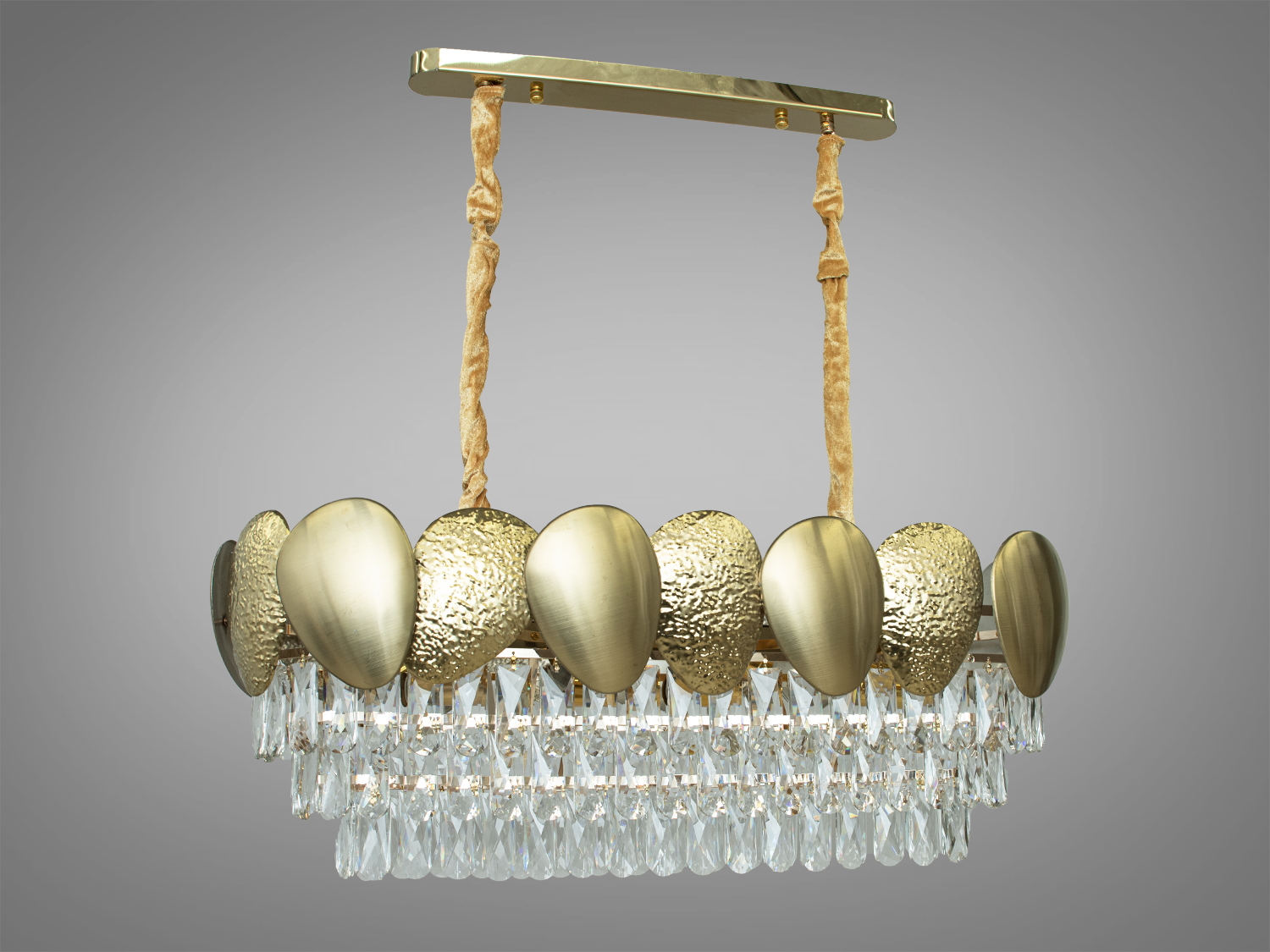 Кришталева люстра овальної форми на 12 ламп для вітальні-їдальні підходить також для довгастих кімнат. Пропорції овальних люстр абсолютно гармонують із великими обідніми столами. Люстра спеціально розрахована так, що максимум яскравого світла потрапить на стіл, а інший простір приміщення наповниться м'яким світлом розсіяним кришталевими підвісками.
Стельове кріплення на планку універсальне і підходить для навісних, натяжних і звичайних стель. Люстра-підвіс під звичайні лампочки розжарювання, економки або світлодіодні лампи з цоколем Е14.
Вага люстри більше 10кг.Лампи до комплекту не входять.